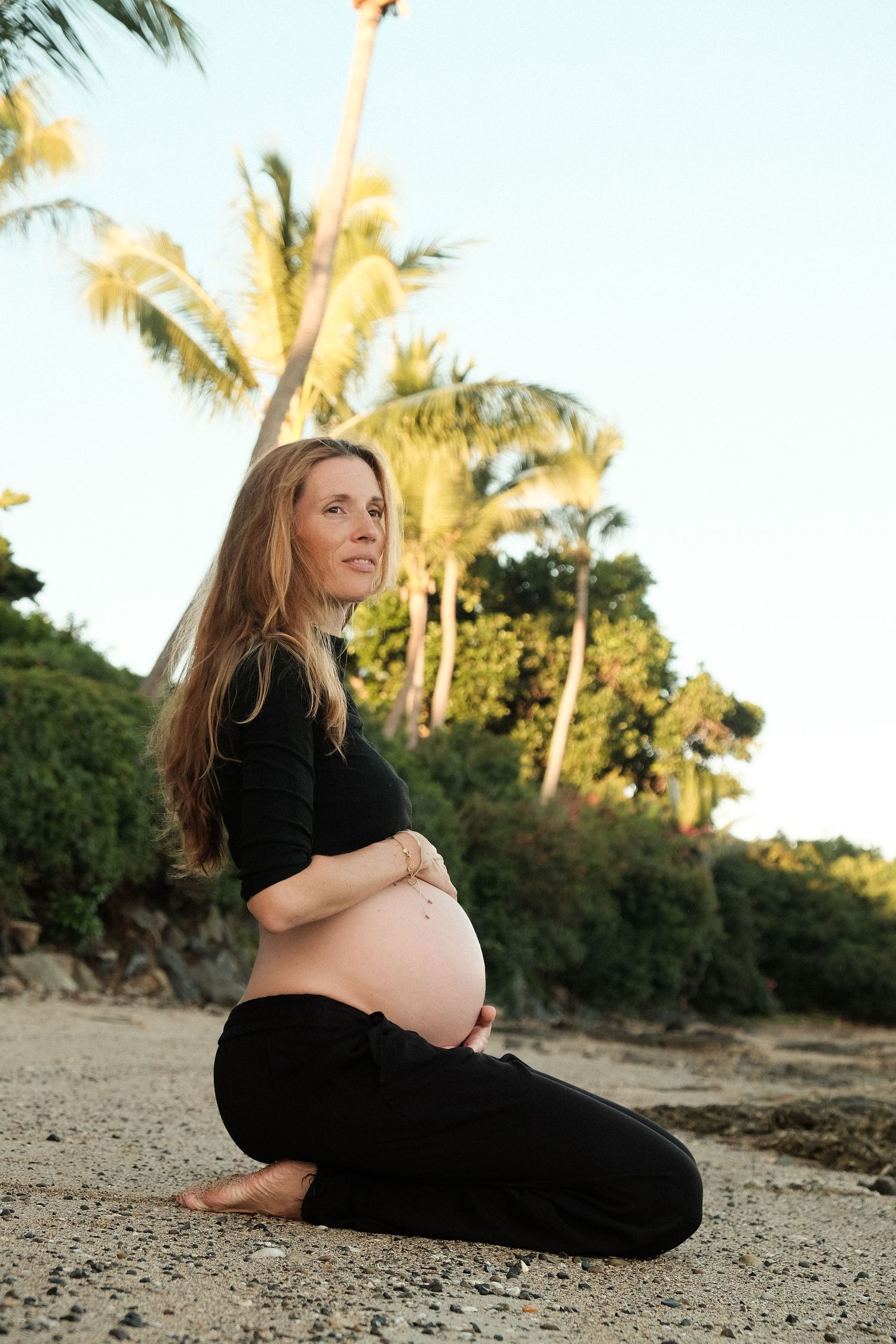 Future maman sur une plage tropicale – séance grossesse naturelle en Nouvelle-Calédonie par Solène Photographie