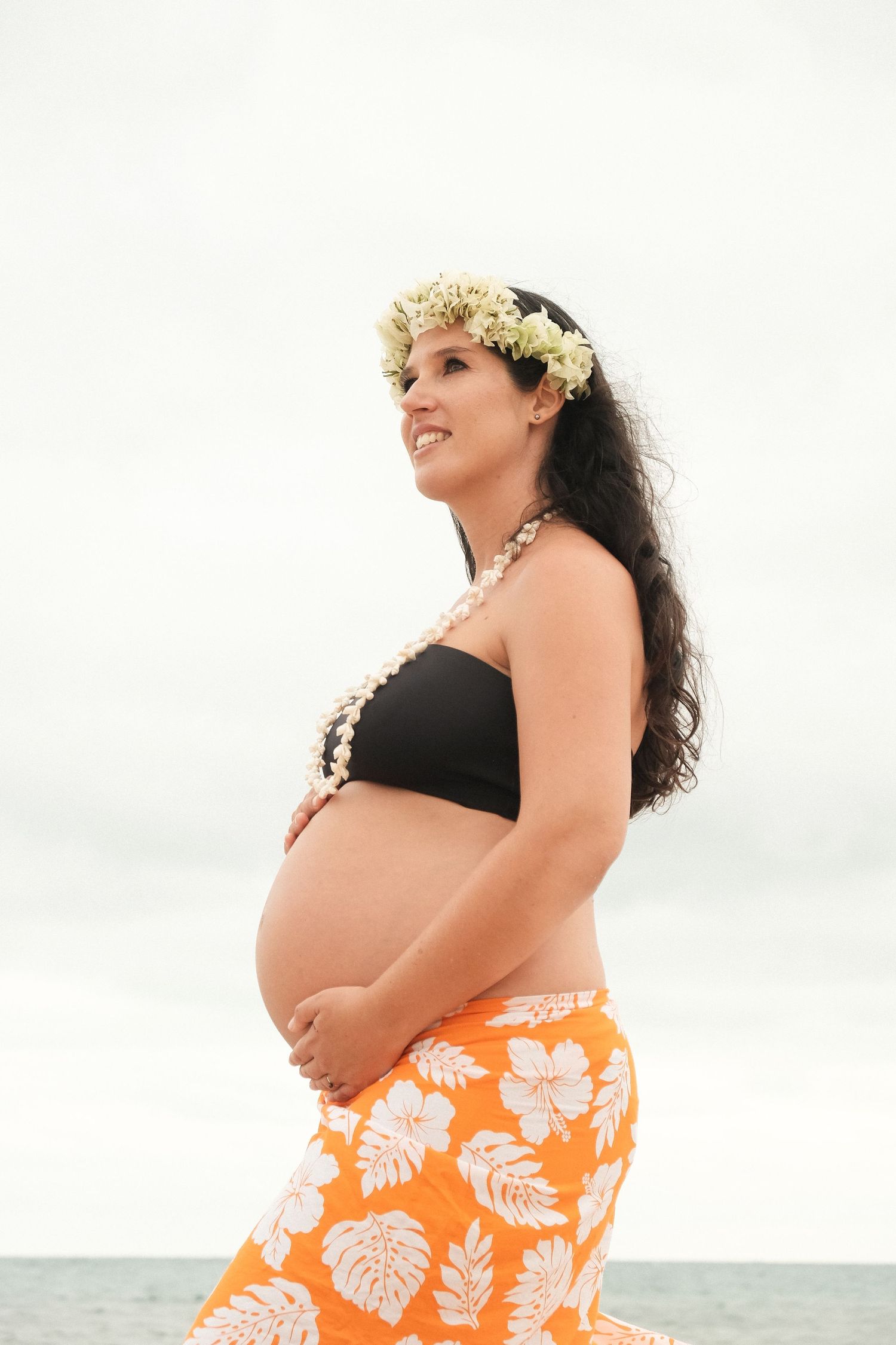 Future maman avec couronne de fleurs au bord de mer – shooting grossesse tropical Nouvelle-Calédonie
Femme enceinte