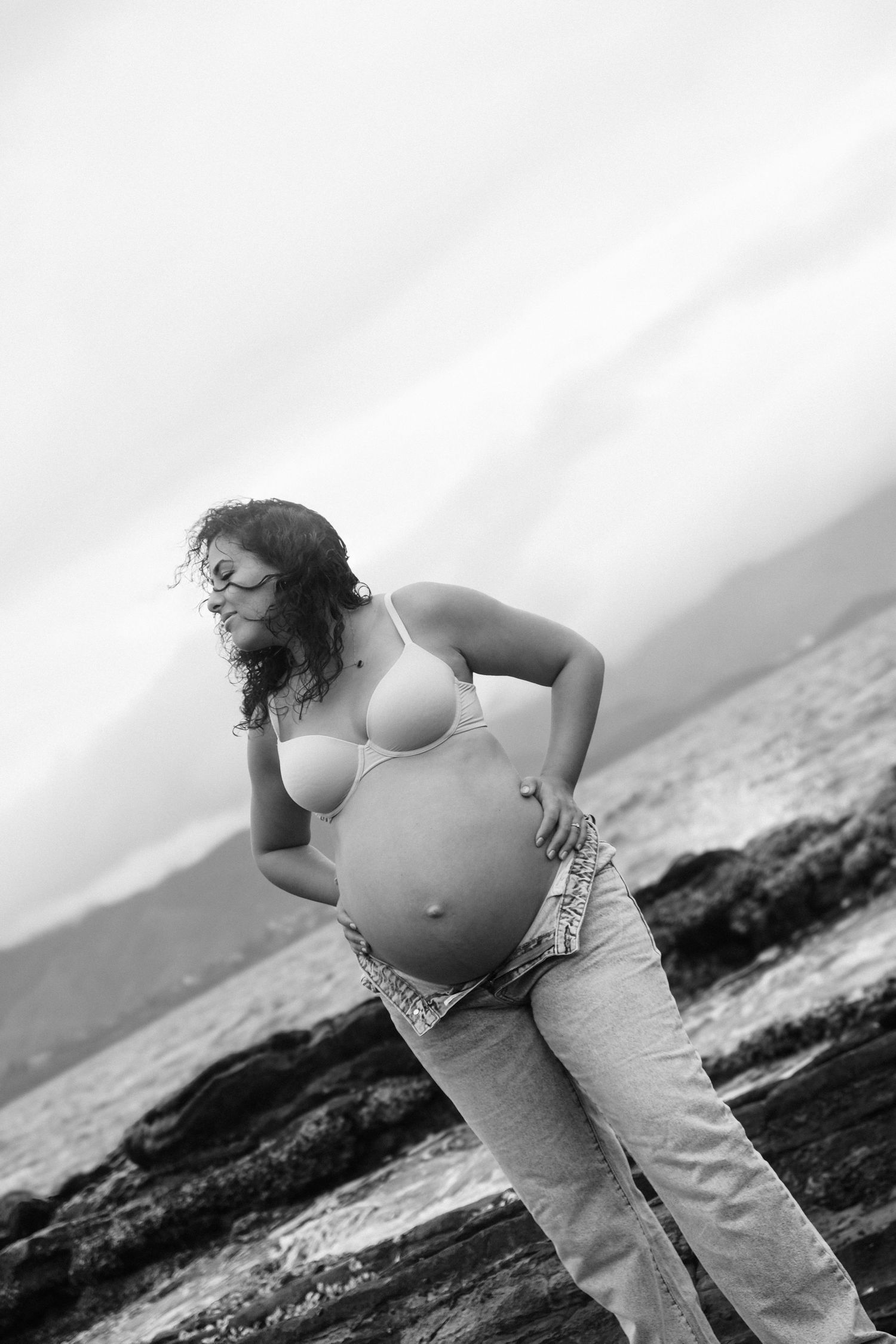 FEMME ENCEINTE NOIR ET BLANC BORD DE MER NOUVELLE CALEDONIE SHOOTING PAR SOLENE PHOTOGRAPHIE NC UN RAYON DE SOLENE