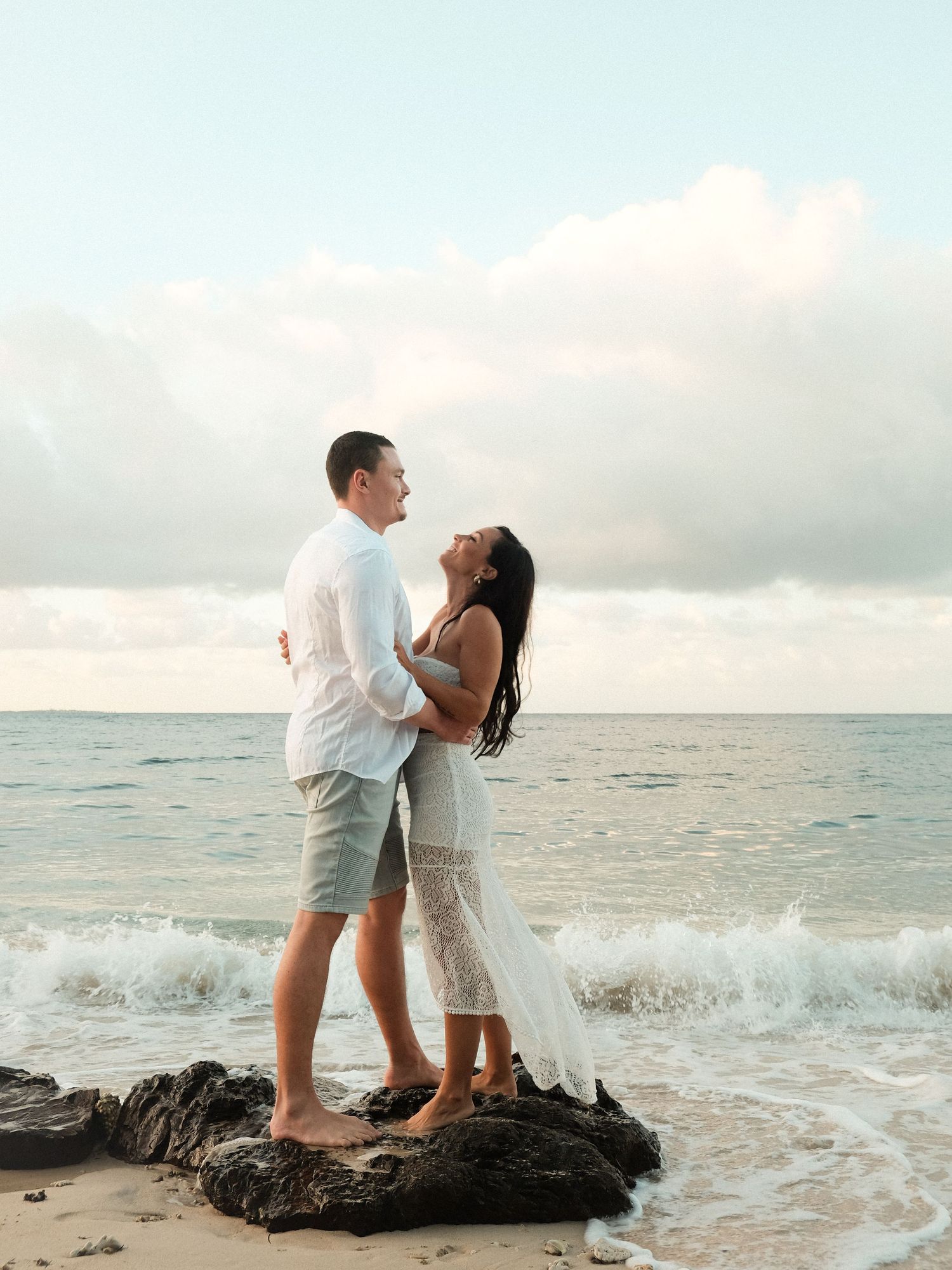 Couple sur la plage au bord de l’océan – séance photo romantique / mariage en Nouvelle-Calédonie par Solène Photographie