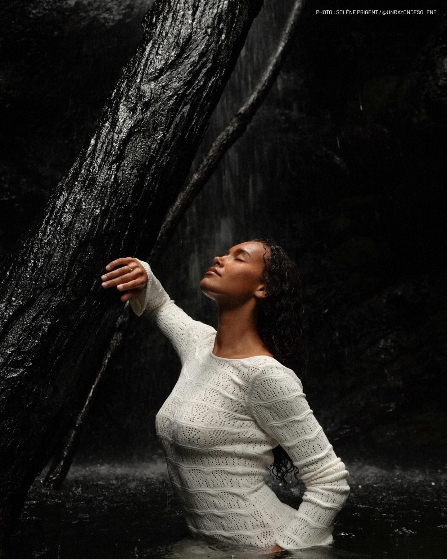 Portrait artistique d’une femme miss sous une cascade – séance photo lifestyle et nature en Nouvelle-Calédonie par Solène Photographie NC