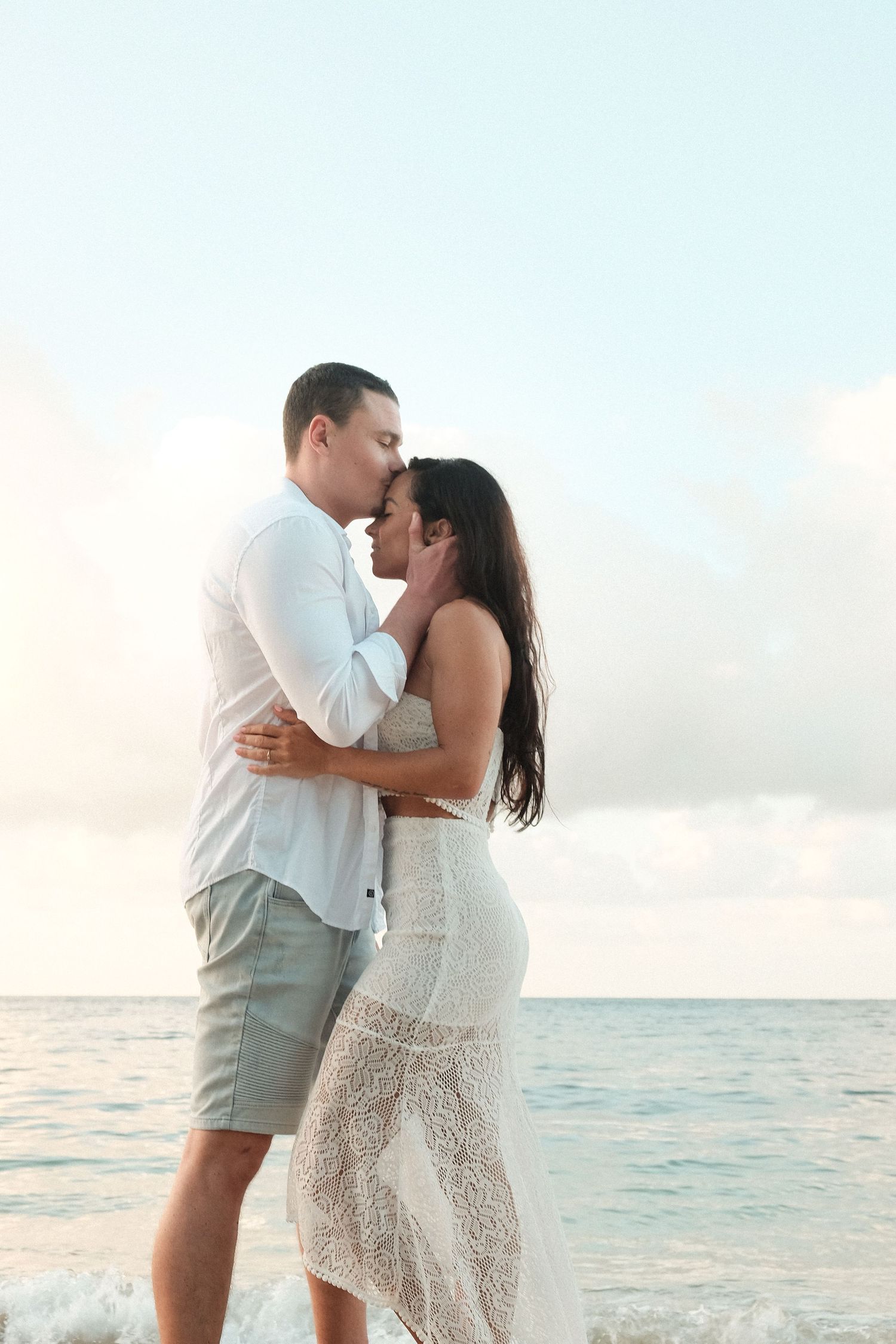 Couple sur la plage au bord de l’océan – séance photo romantique / mariage en Nouvelle-Calédonie par Solène Photographie