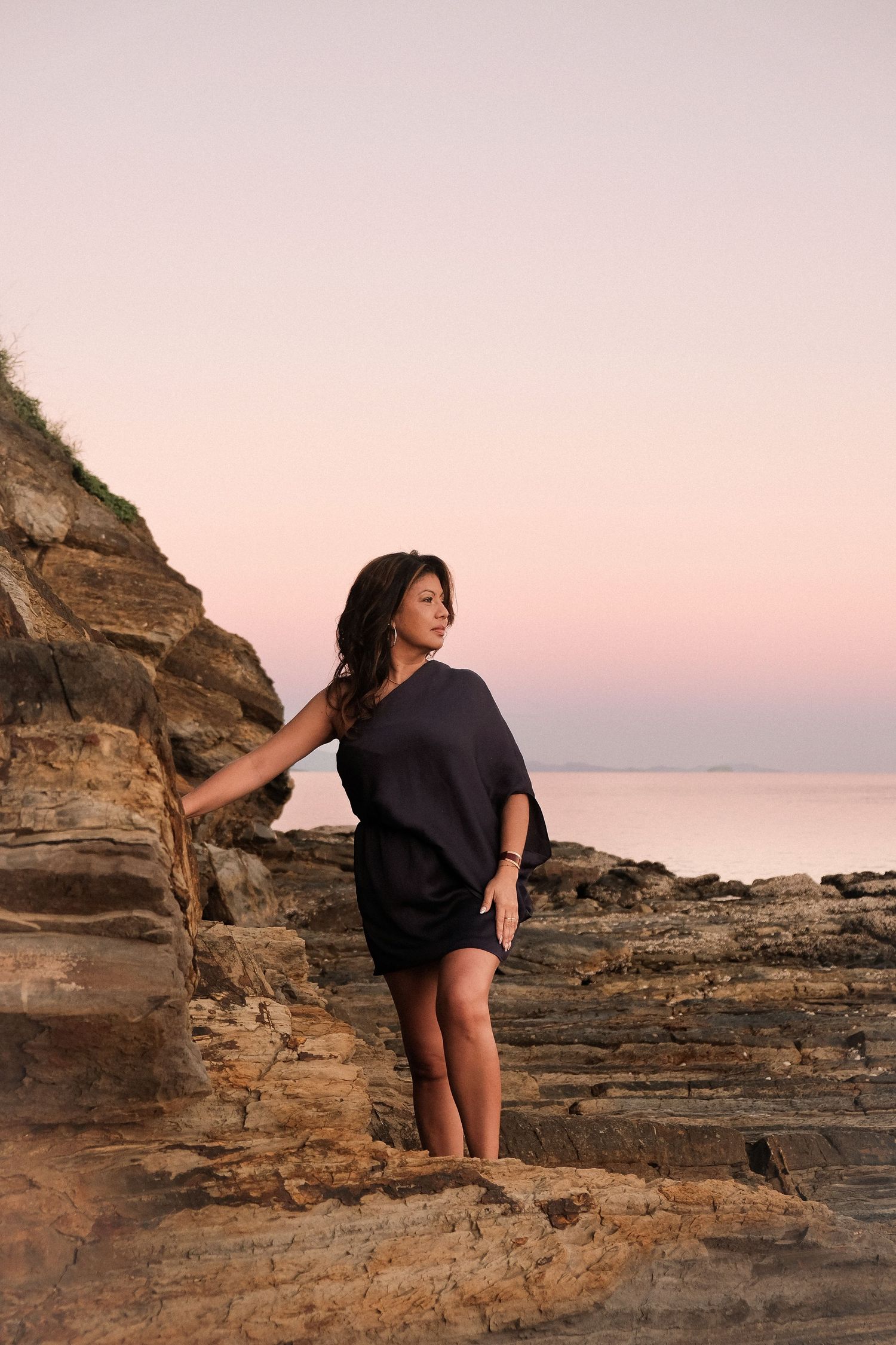 Portrait féminin sur les rochers au coucher du soleil – séance photo lifestyle et portrait artistique en Nouvelle-Calédonie par Solène Photo