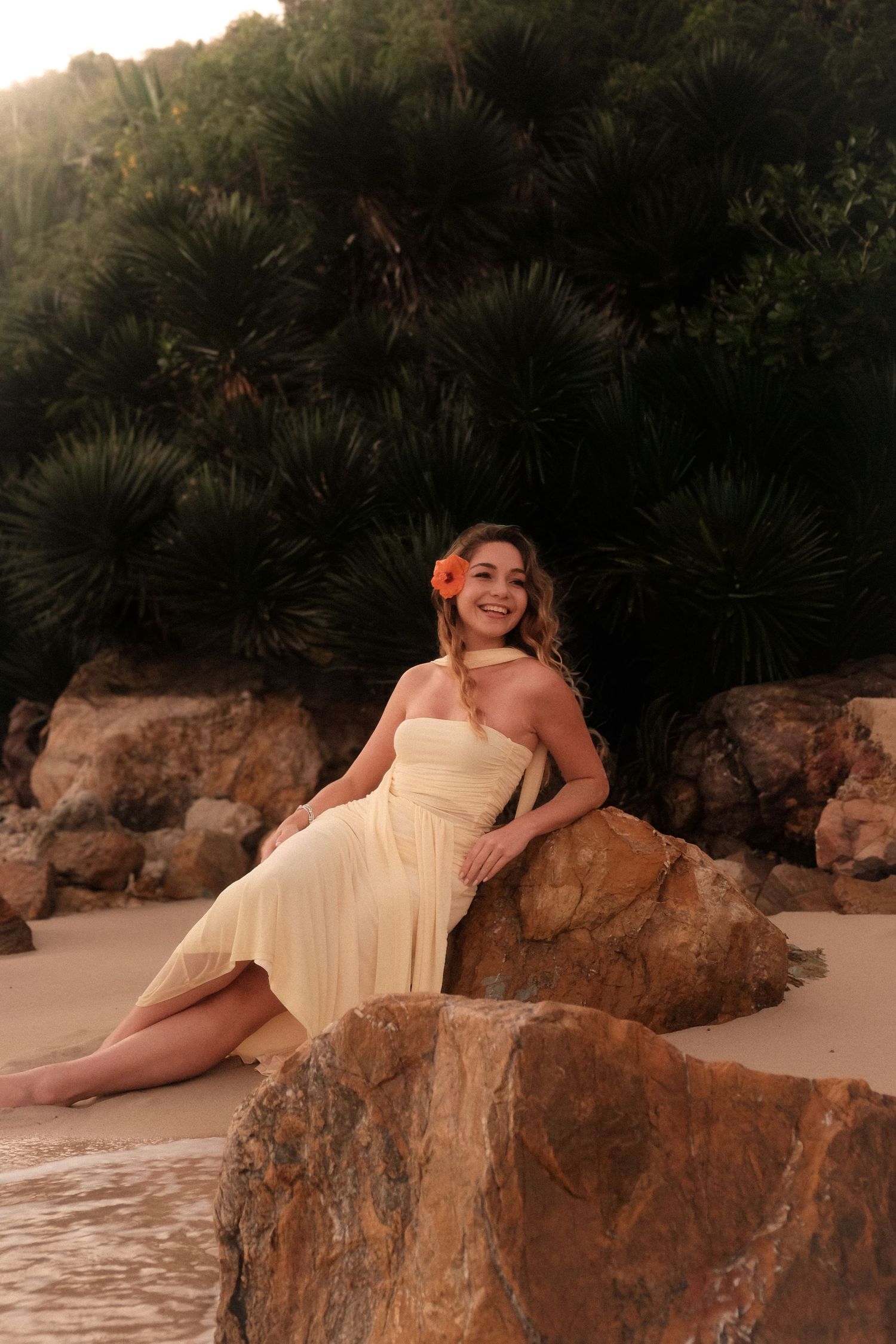 JEUNE FEMME PORTRAIT EN BORD DE MER LIFESTYLE NOUVELLE CALEDONIE PRIS PAR SOLENE PHOTOGRAPHIE UN RAYON DE SOLENE NC