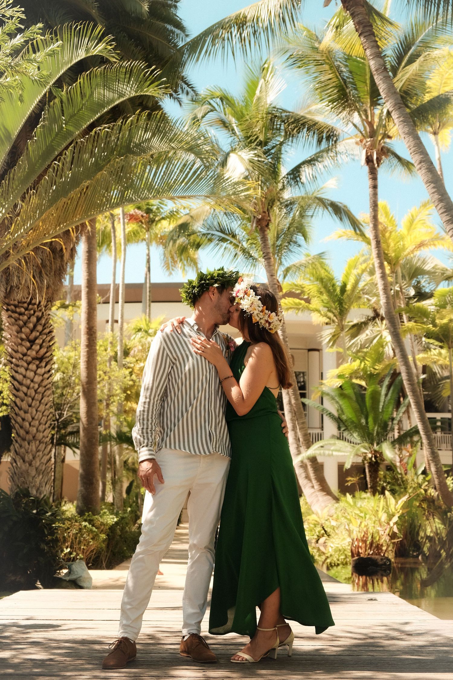 couple mariage nouvelle caledonie nc shooting photo couronne de fleurs amour cocotiers par solene photographie nc un rayon de solène nouvell
