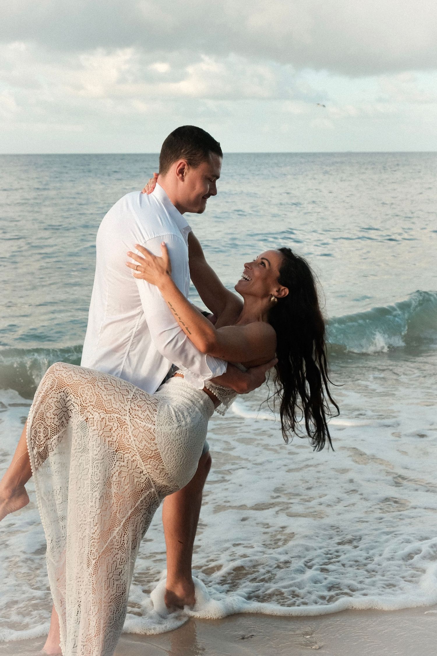 COUPLE FIANCÉ POUR ANNONCE DE MARIAGE EN BORD DE MER LAGON NOUVELLE CALÉDONIE NC PAR SOLENE PHOTOGRAPHIE UN RAYON DE SOLENE