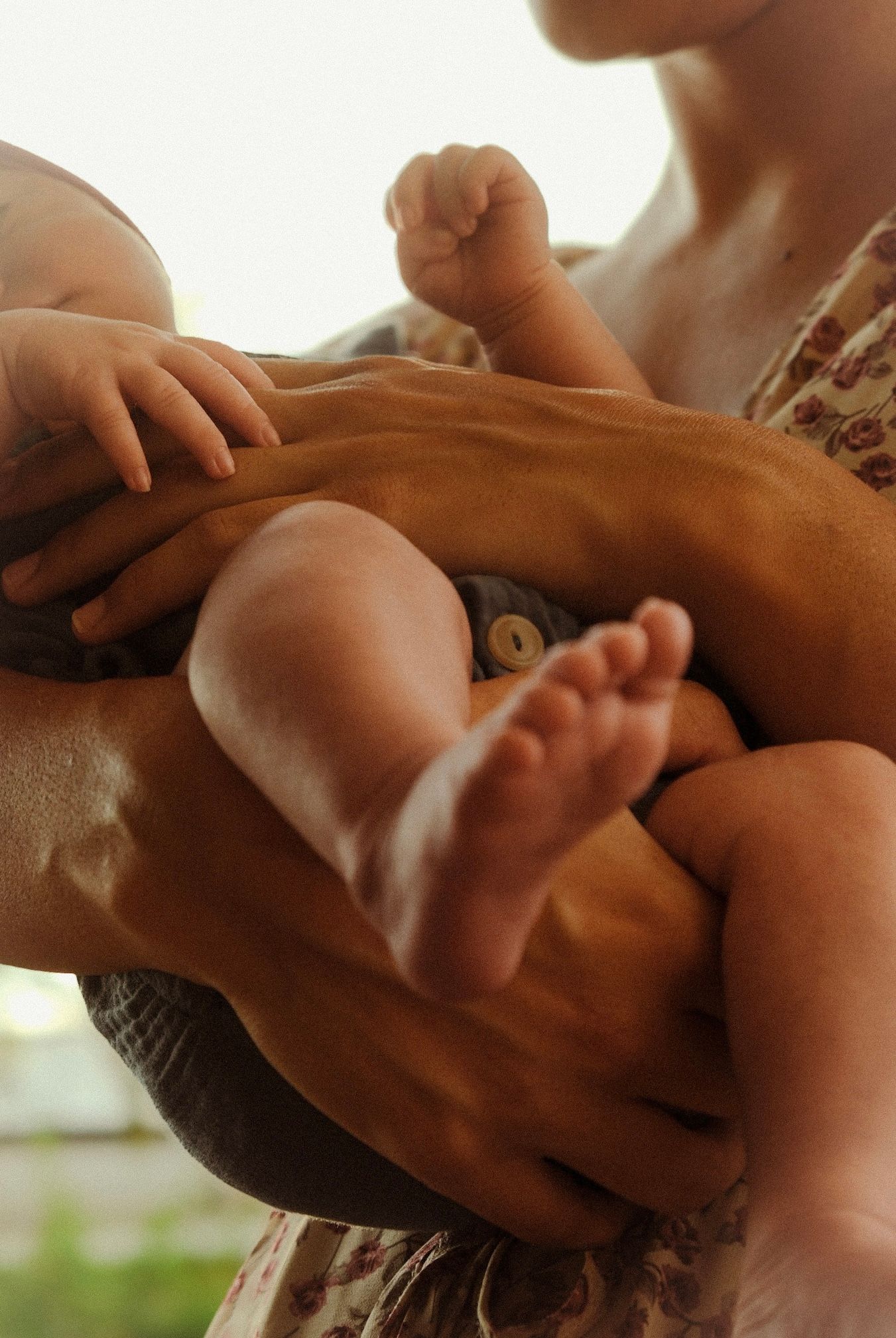 ENFANT DANS LES BRAS DE SA MAMAN SHOOTING NOUVEAU NÉ PAR SOLENE PHOTOGRAPHIE NOUVELLE CALEDONIE NC
