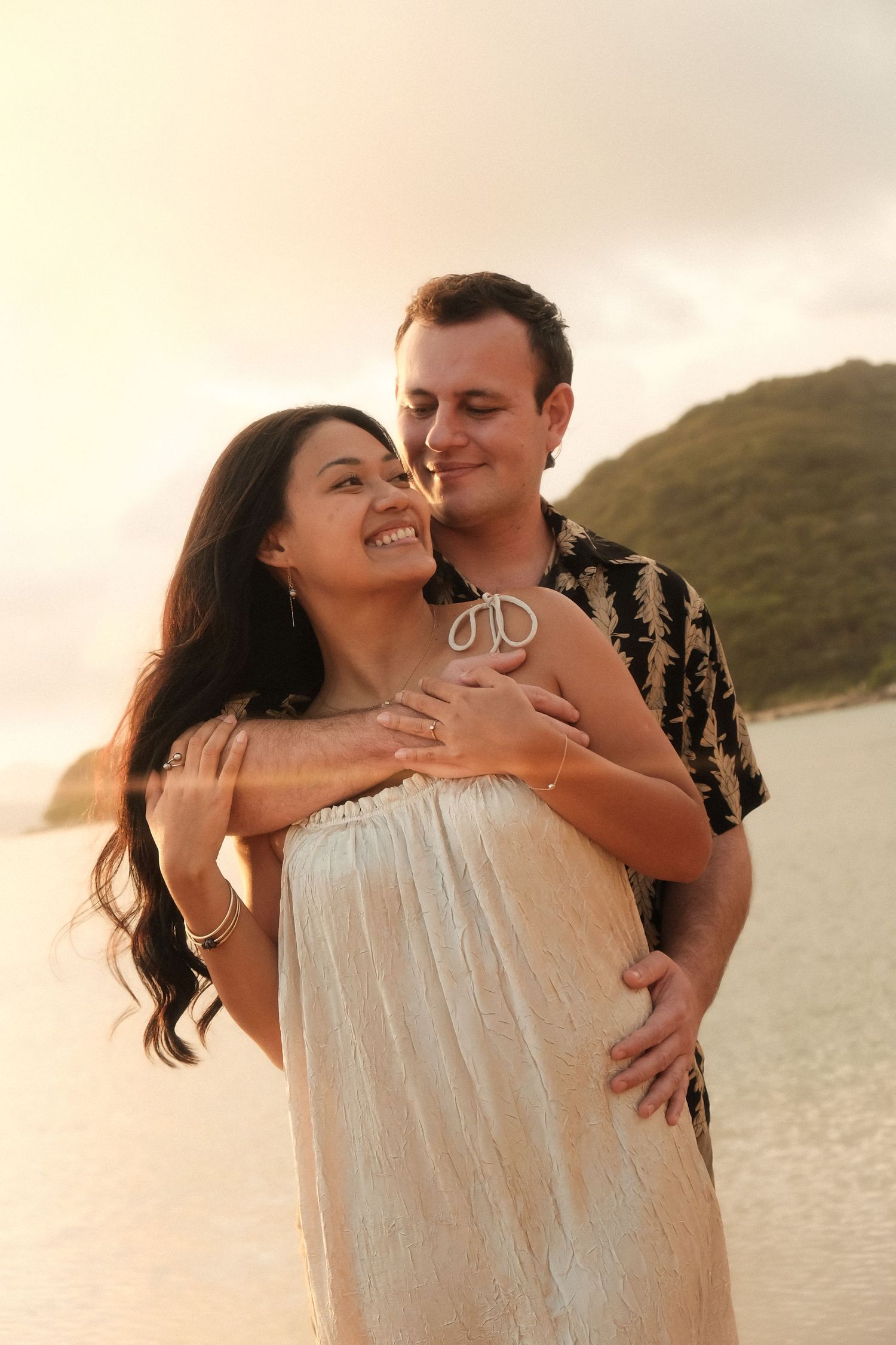 couple amoureux en bord de mer, lagon, coucher de soleil shooting fiancailles mariage par solene photographie nc nouvelle caledonie noumea