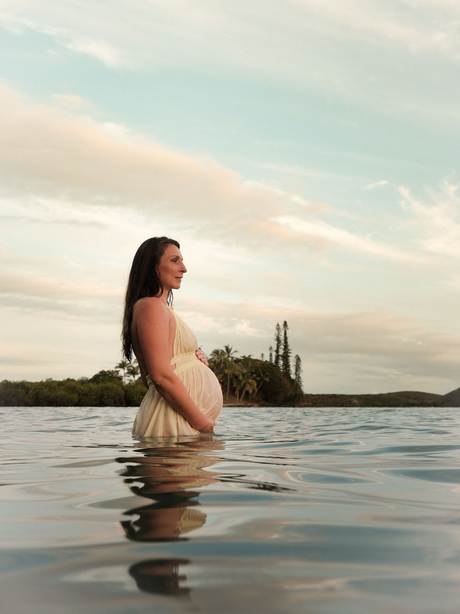 Femme enceinte dans le lagon de Nouvelle-Calédonie – séance maternité naturelle par Solène Photographie
Détail ventre rond