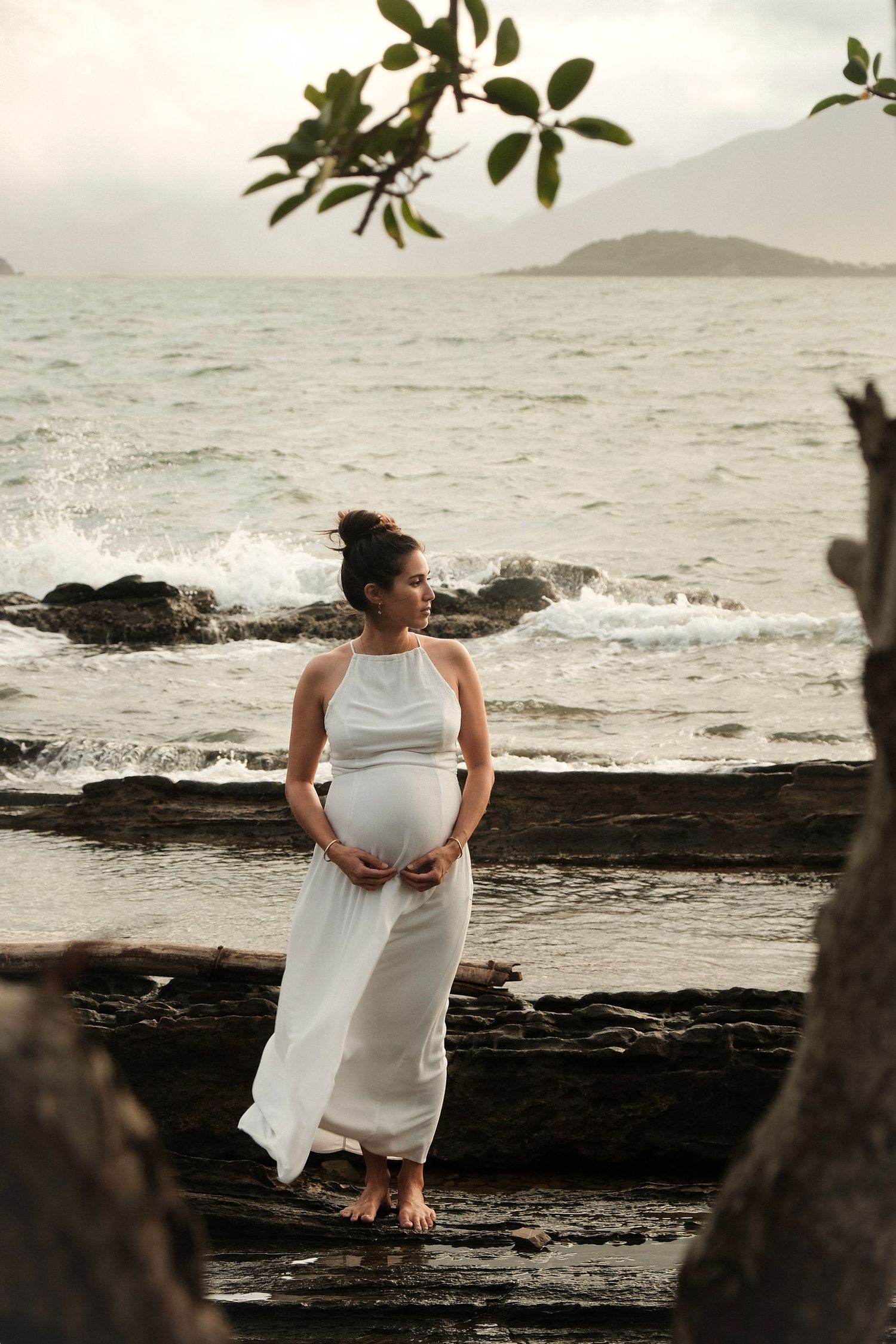 Femme enceinte au bord de mer sauvage – séance photo maternité en extérieur Nouvelle-Calédonie