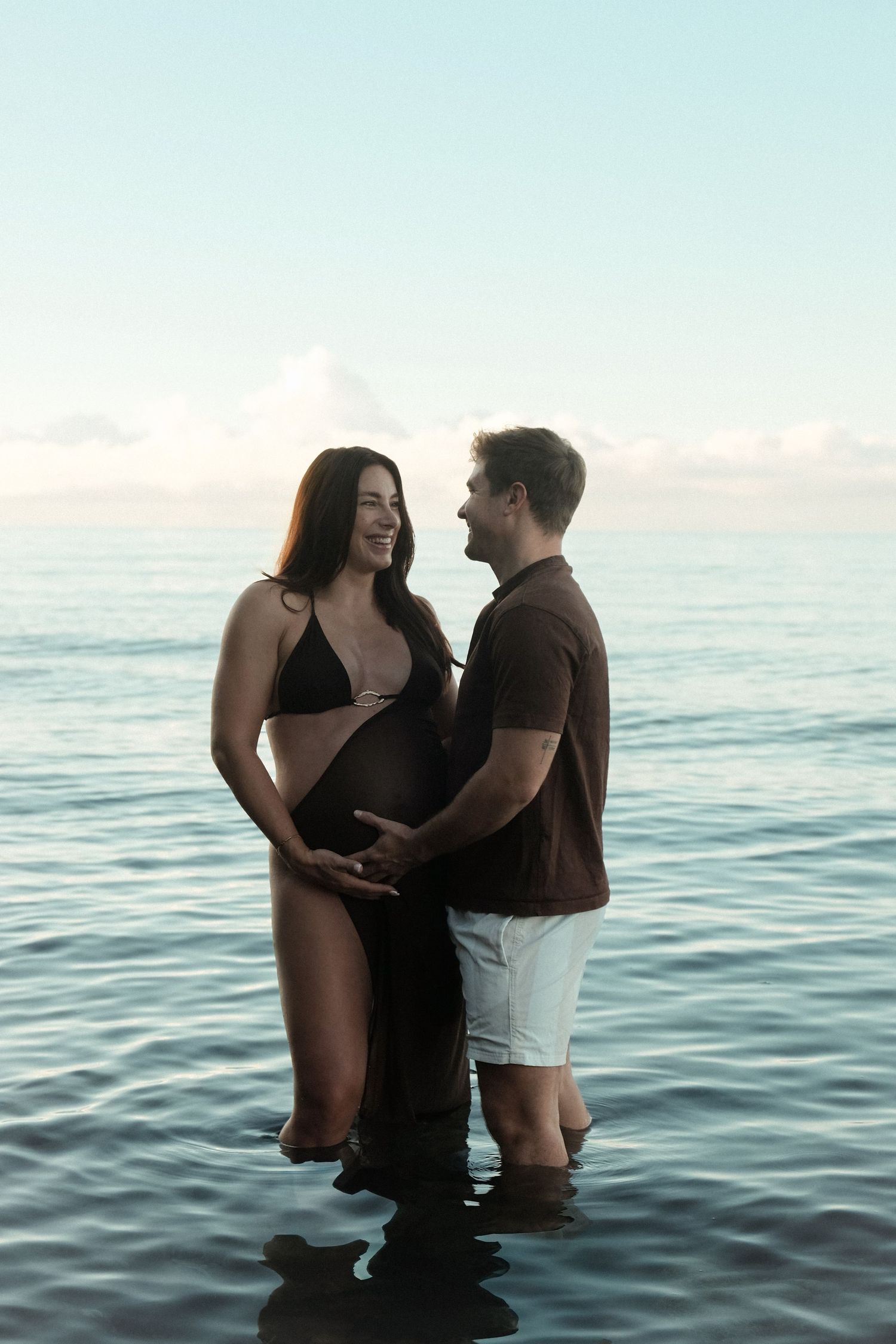 Séance grossesse dans l’océan au lever du soleil – Solène Photographie photographe maternité Nouvelle-Calédonie