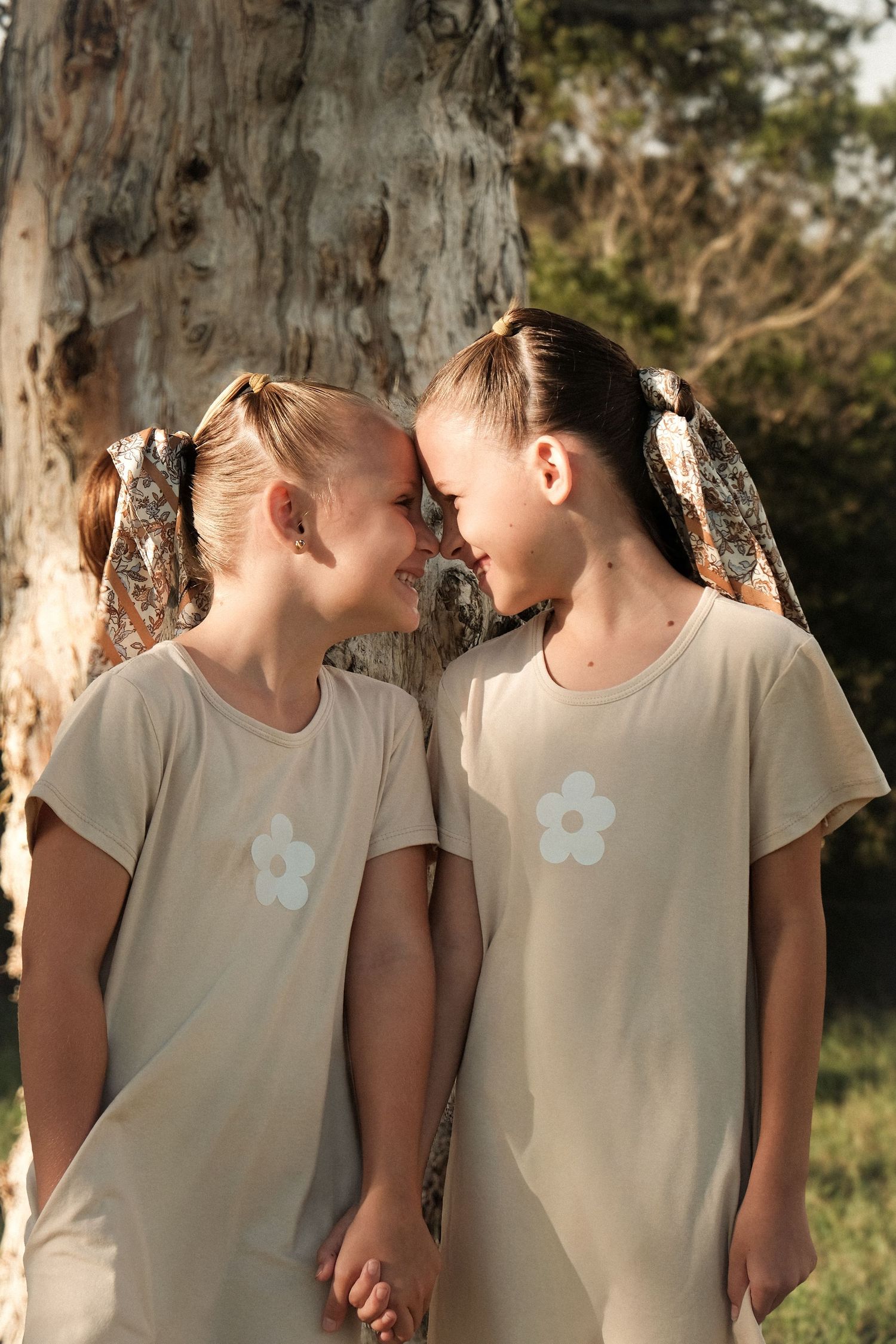 Portrait de deux enfants / soeurs complices en extérieur – photographe famille Nouvelle-Calédonie Solène Photographie