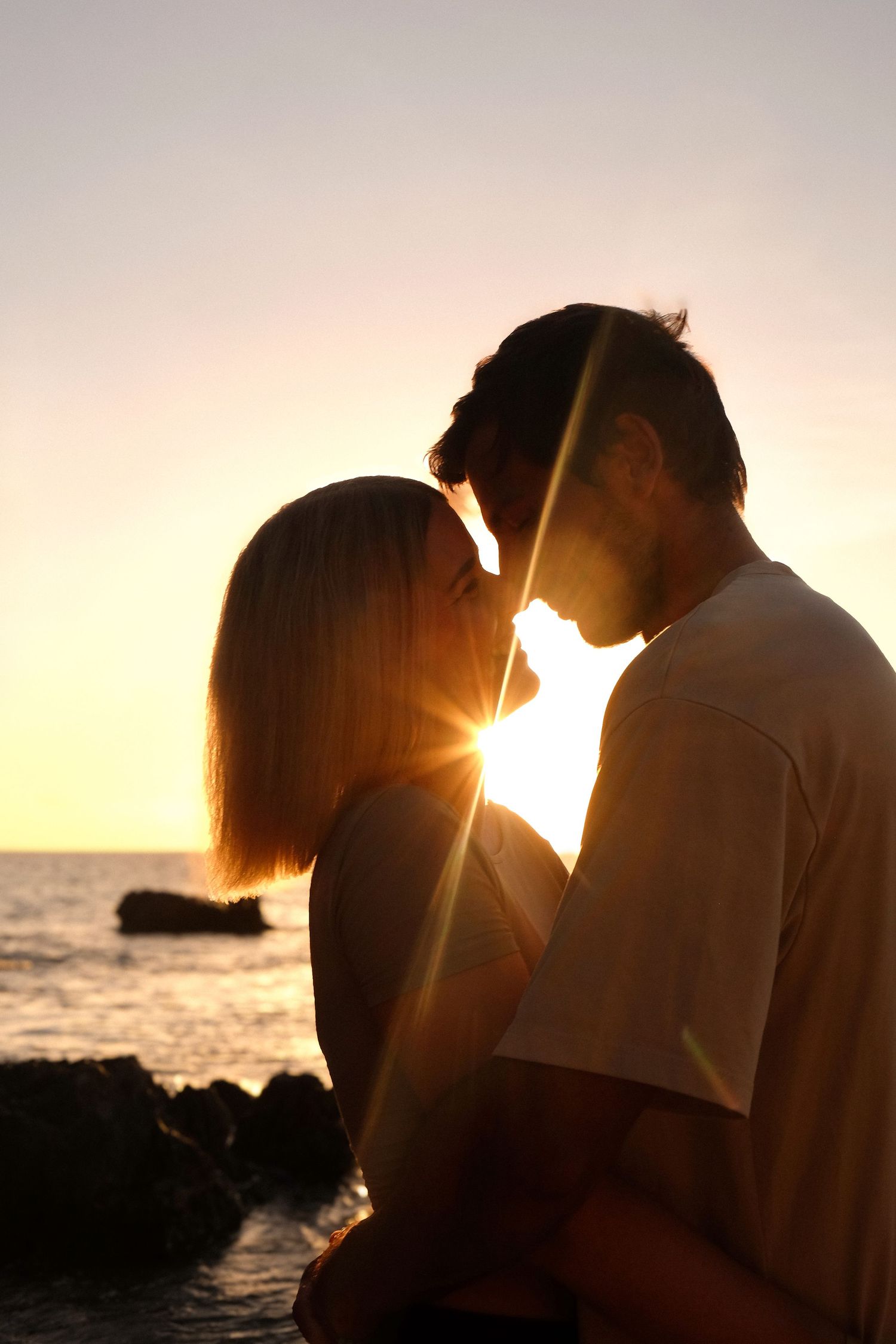 couple amour au coucher de soleil en bord de mer shooting couple par solene photographie nouvelle caledonie NC un rayon de solene