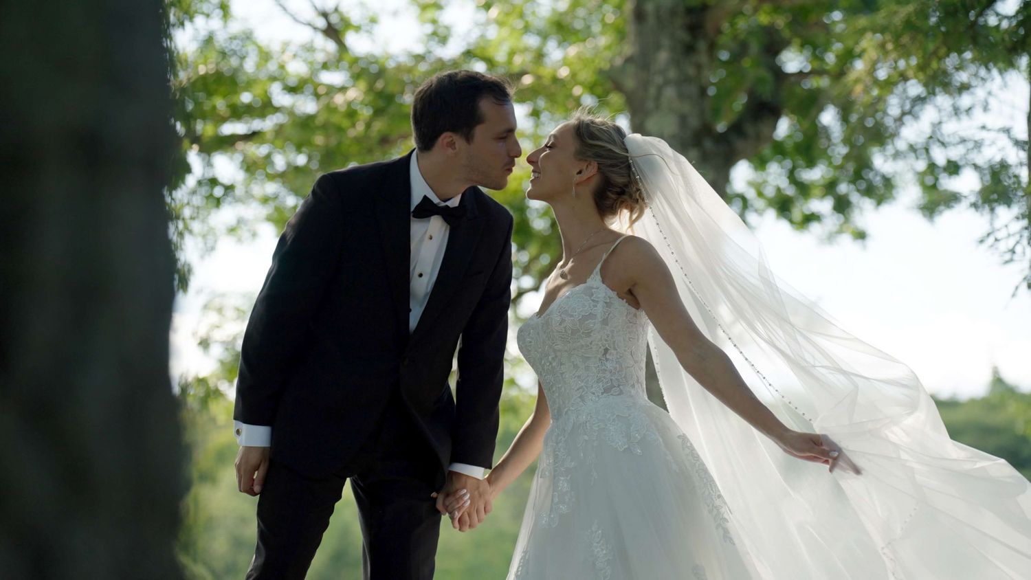 Couple kissing during first look outside the Arrow Park mansion
