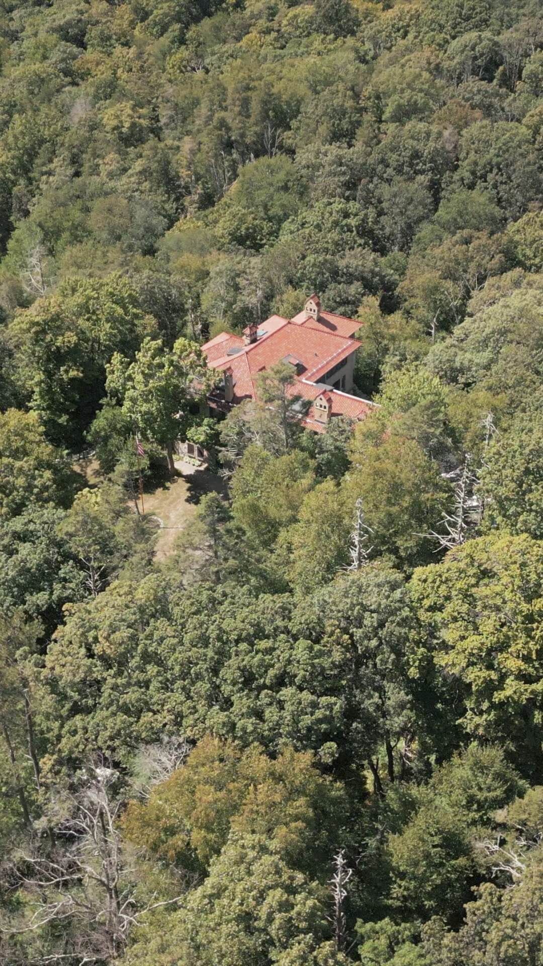 Drone view of Arrow Park Lake and Lodge wedding venue with lake and surrounding trees.