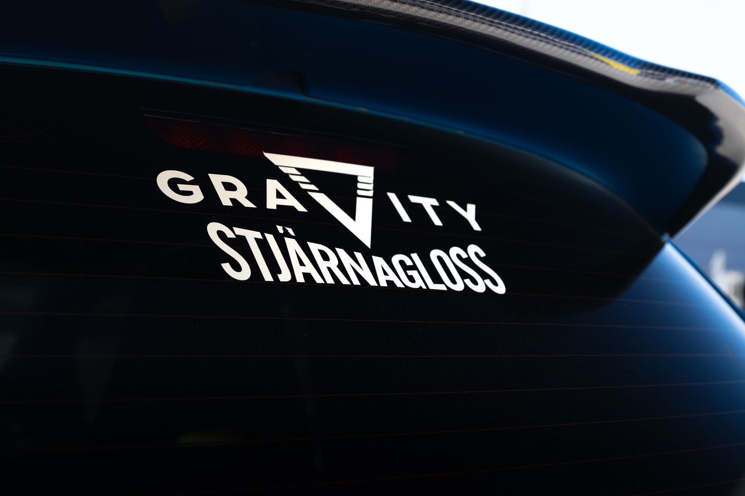 Gravity Stjarnagloss sponsor decal on the rear window of a blue Abarth 500.