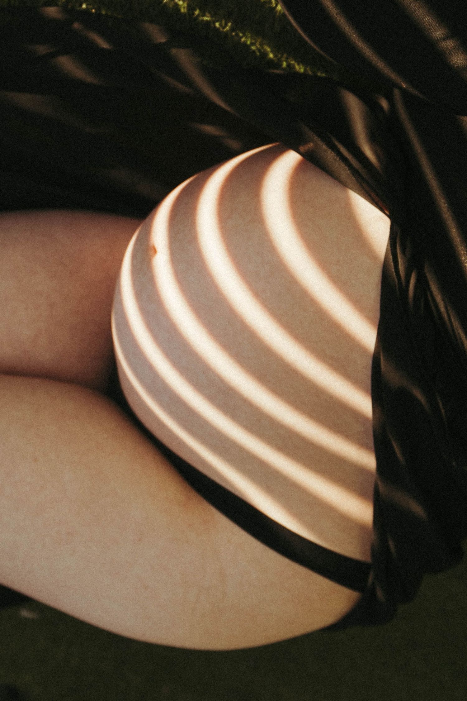 Light stripes on maternal belly