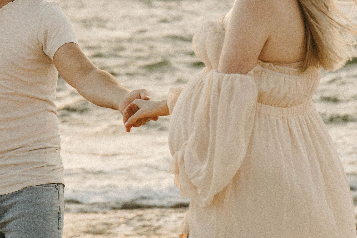 Pregnant hand hold