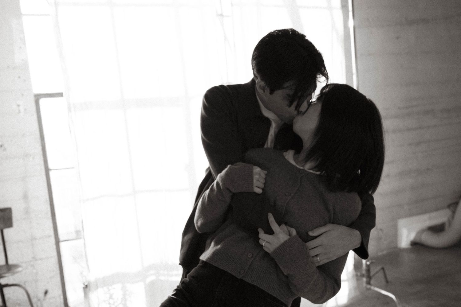 couple hugging and kissing in black and white.
