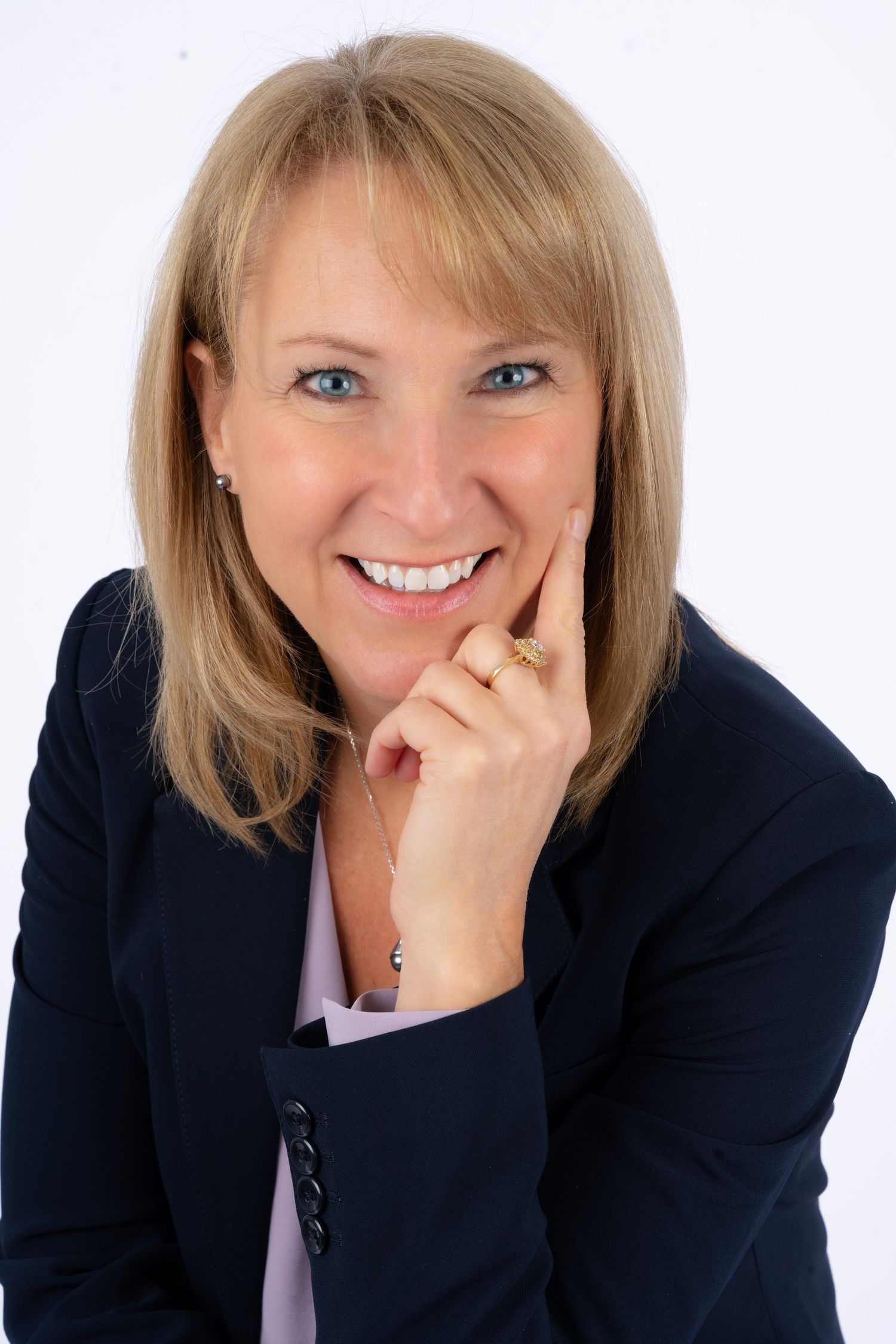 portrait proffessionelle femme daffaire  fond noir femme blonde