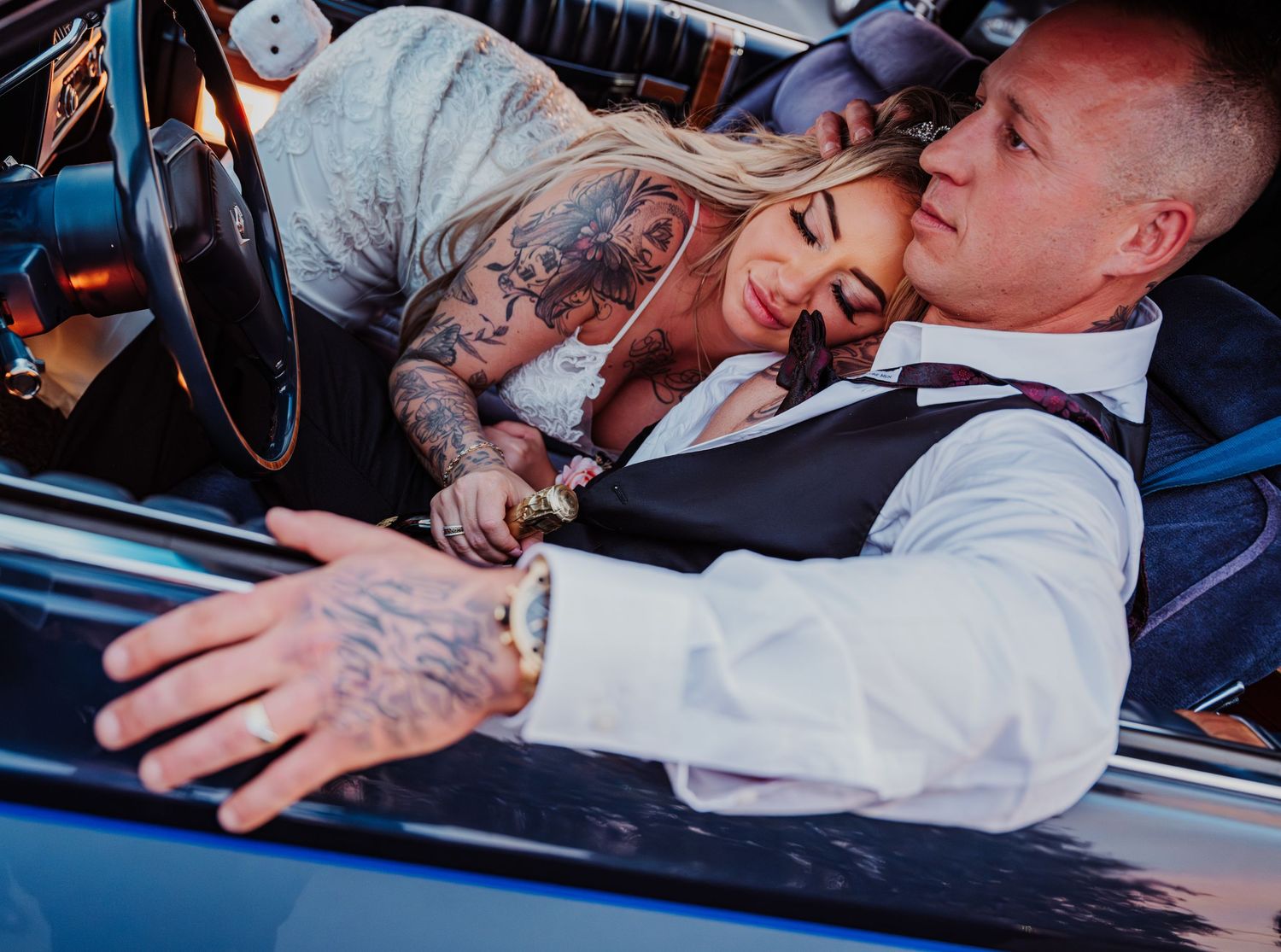 couple mariée qui saiment dans une voiture