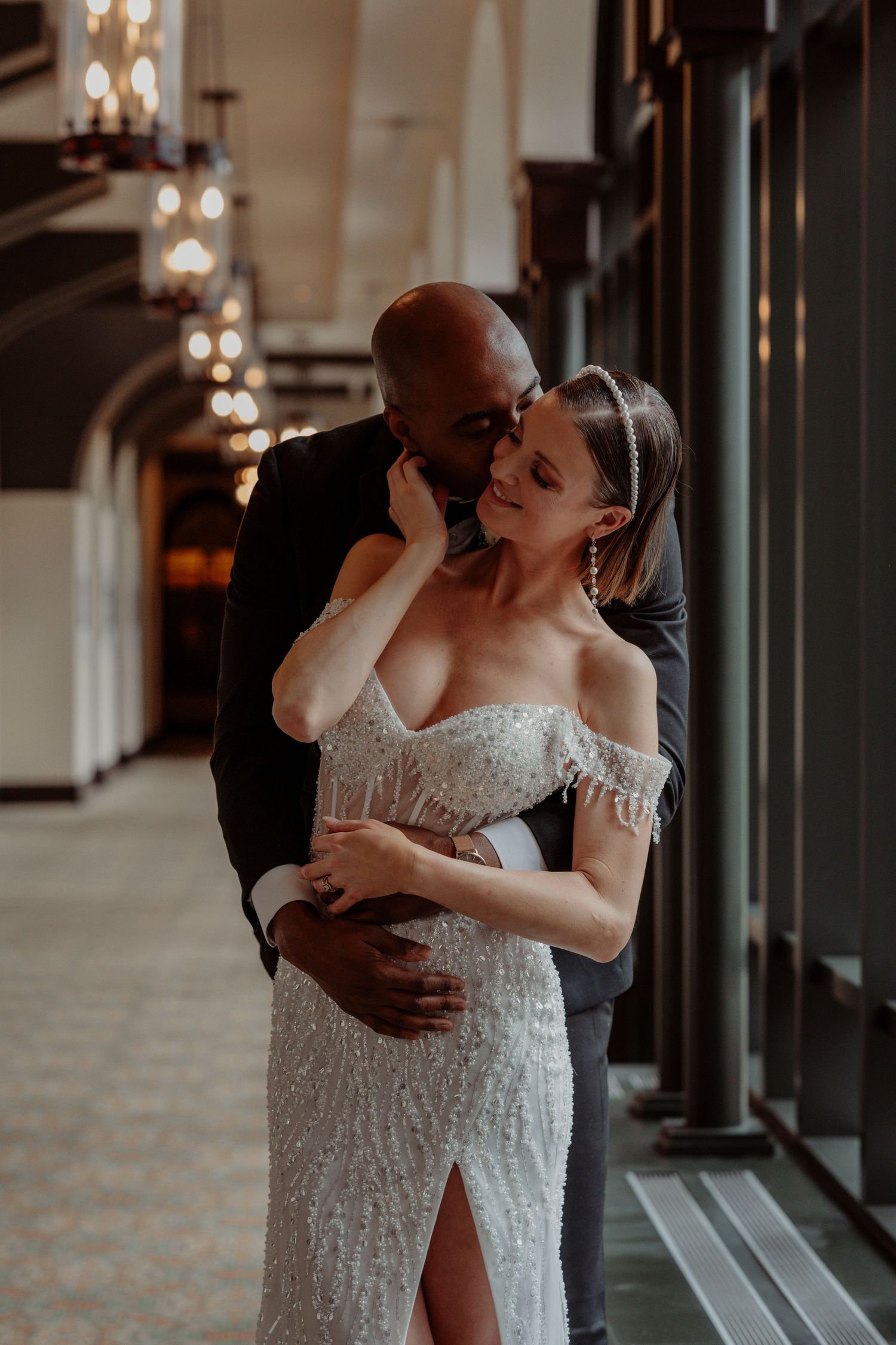 Mariage intime au Québec, entre tendresse, regard amoureux et lumière dorée. Photographe de mariage professionnelle, MMSO photographe,