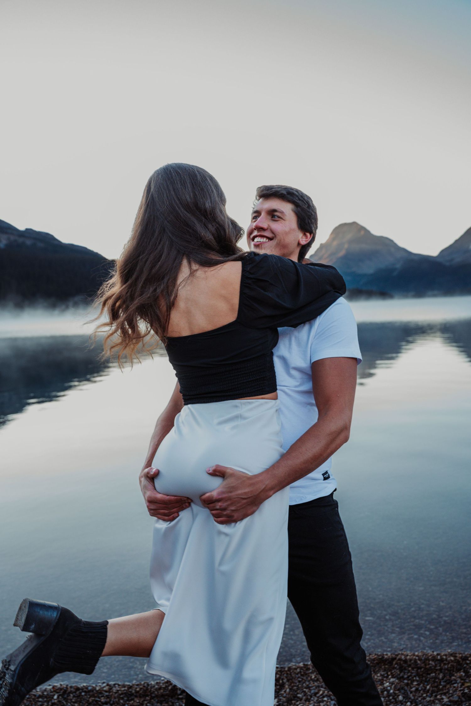 couple homme prend femme dans ses bras