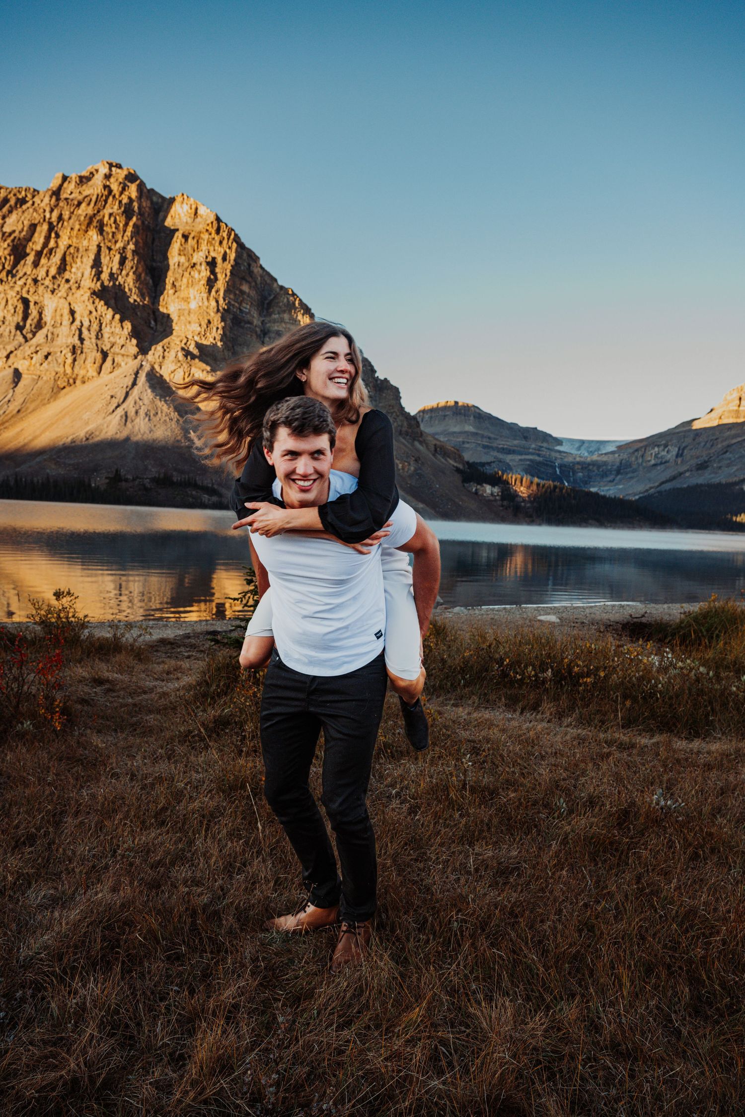 sur le dos de son conjoint il sourit et samuse a banff