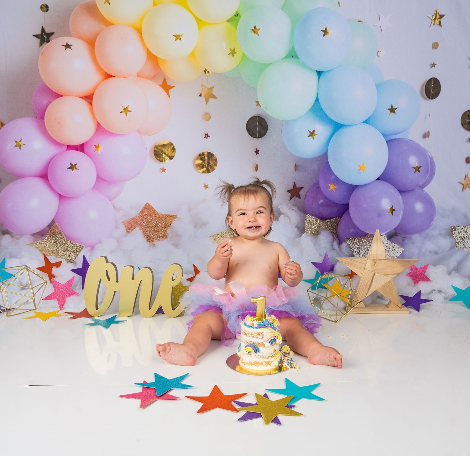 fond smash cake colorer avec gateau et petite fille