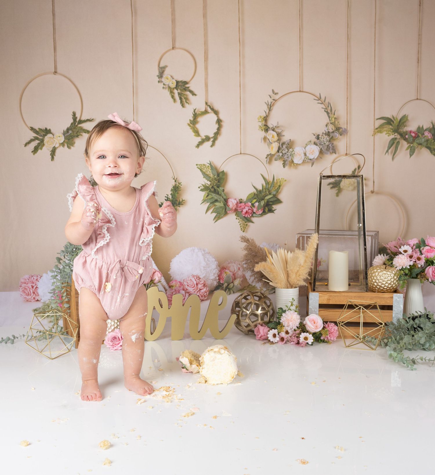 fond smash cake  avec gateau petite fille heureuse fete 1 an
