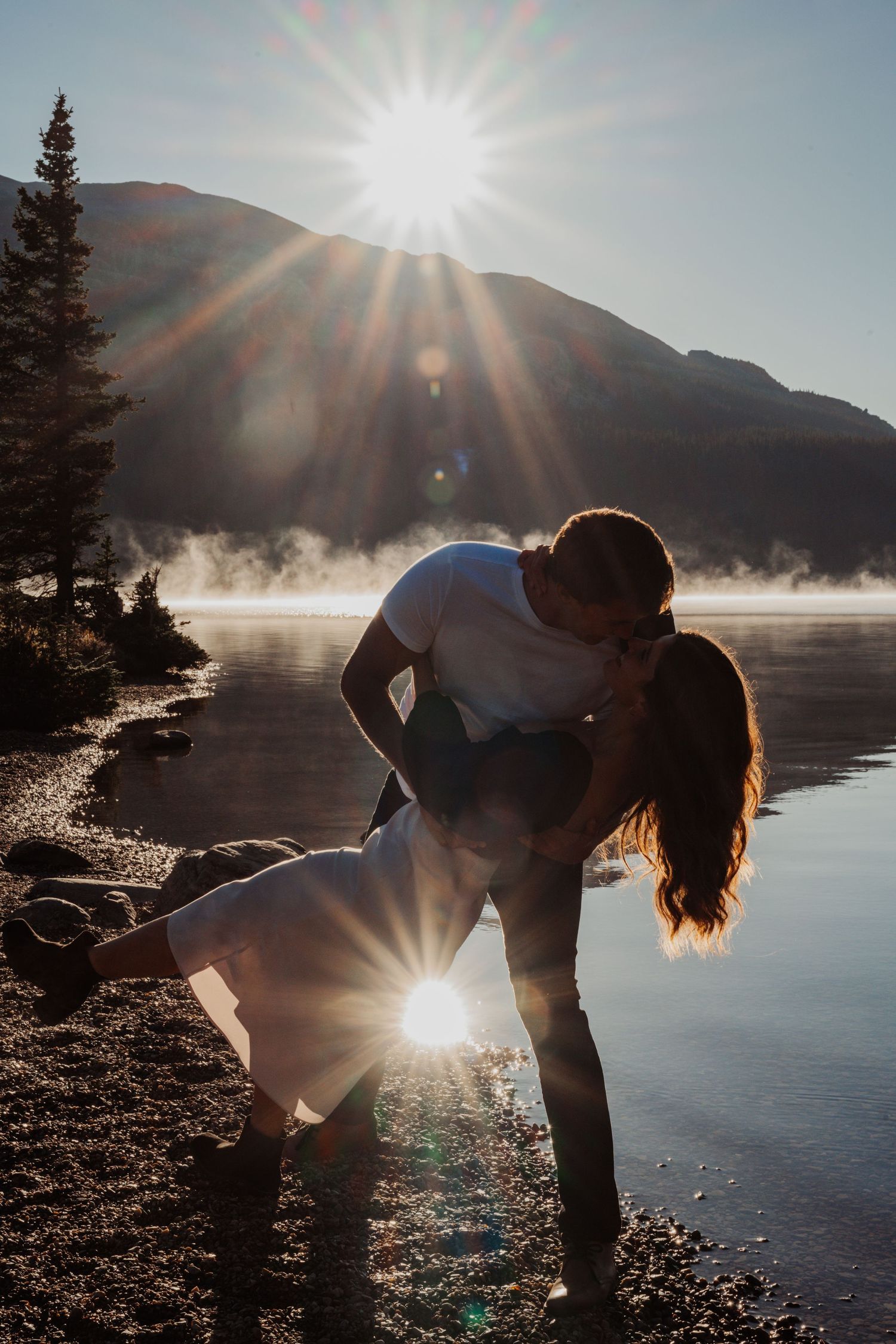 couple qui dans et saime au lever du soleil a banff