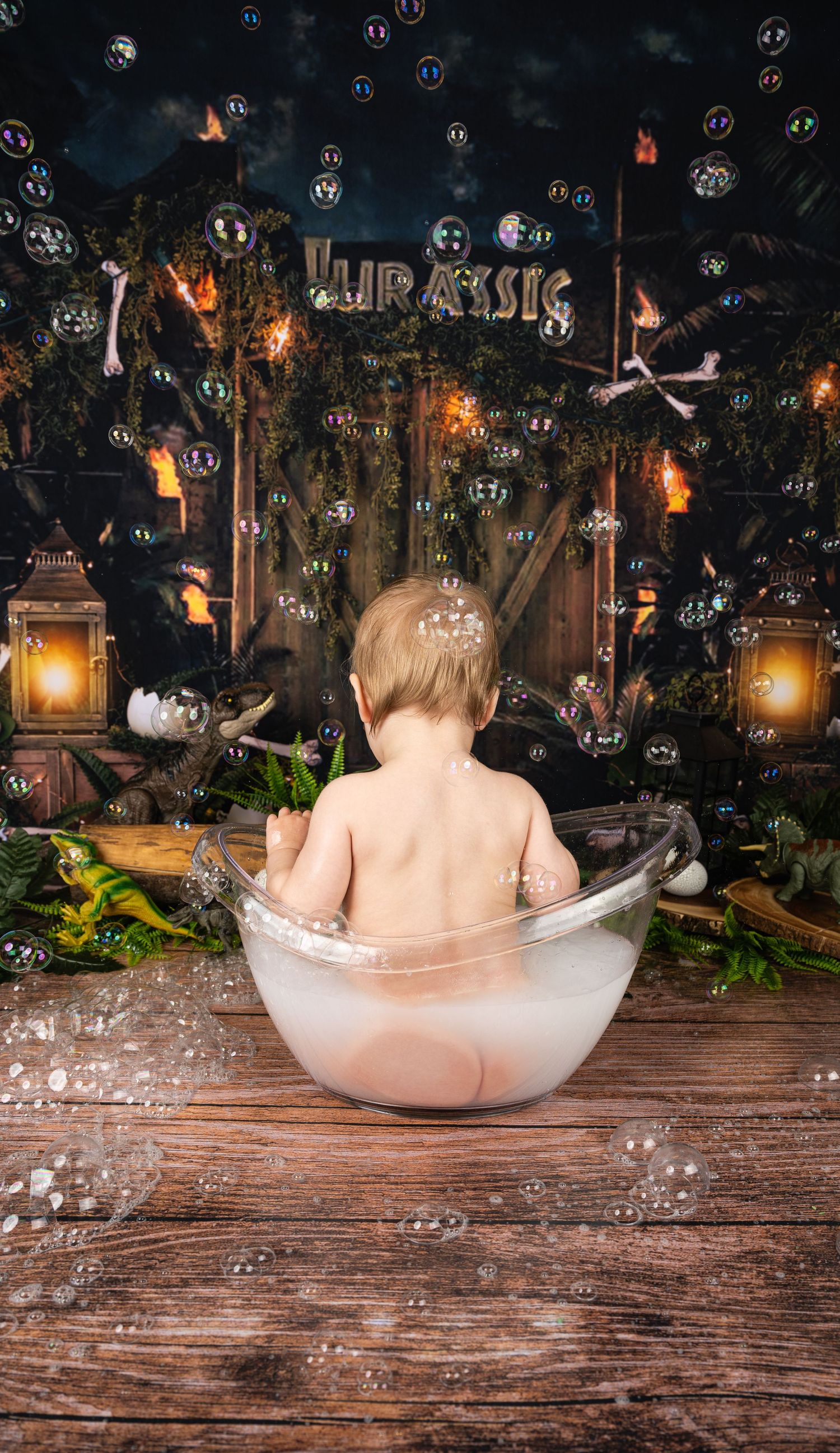fond smash cake  avec gateau jurassic parc bebe qui joue dans le bain avec des bulles