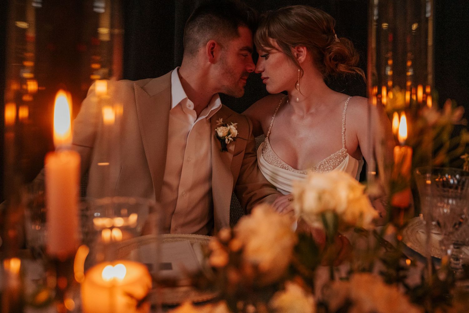Rivate room couple qui sembrasse sous les lumiere de douce chandelle couleur chaude couple amoureux ,mariage