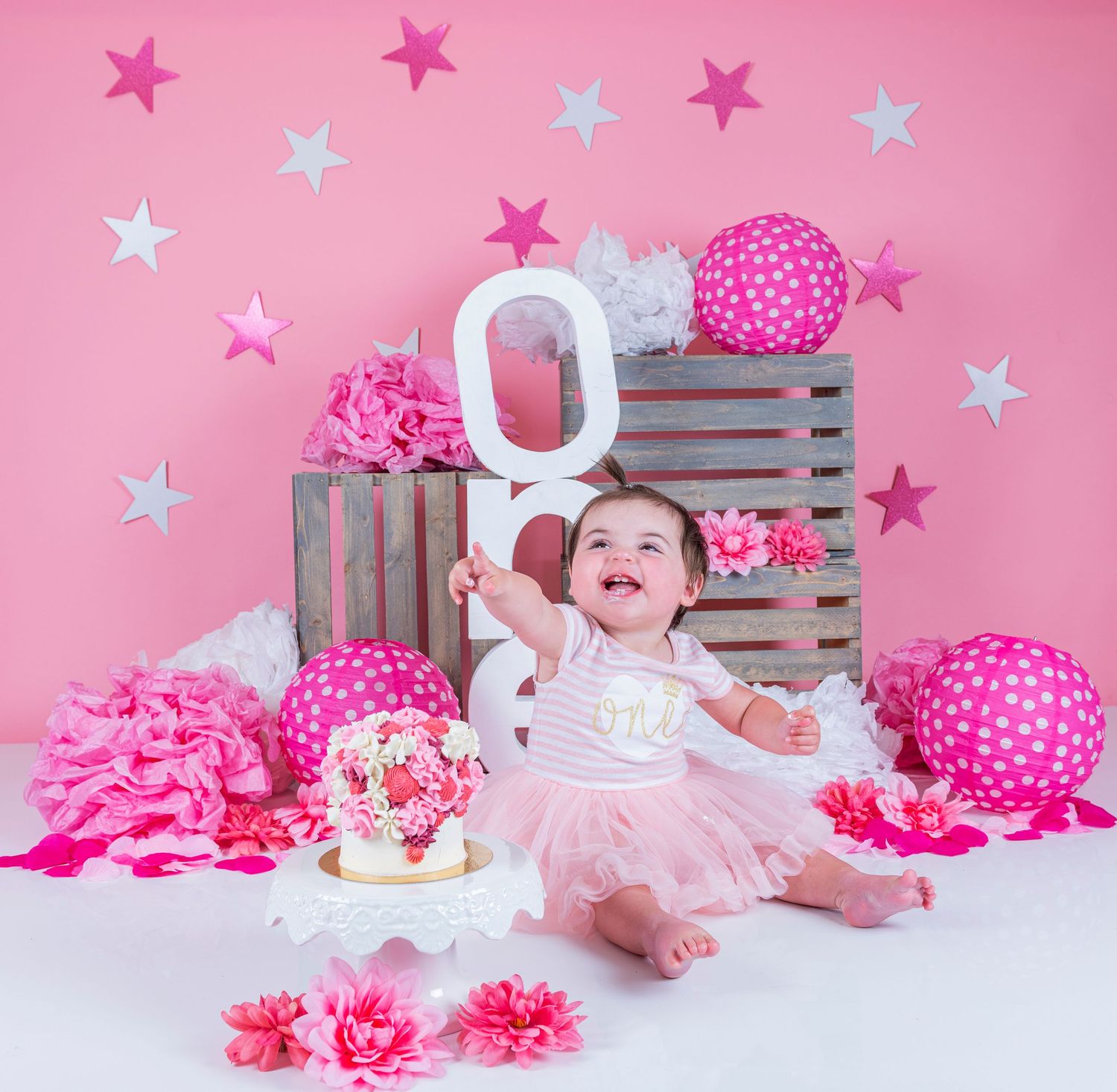 fond smash cake  avec gateau fete 1 an bebe qui samuse fond rose et petit pois drole et joyeux