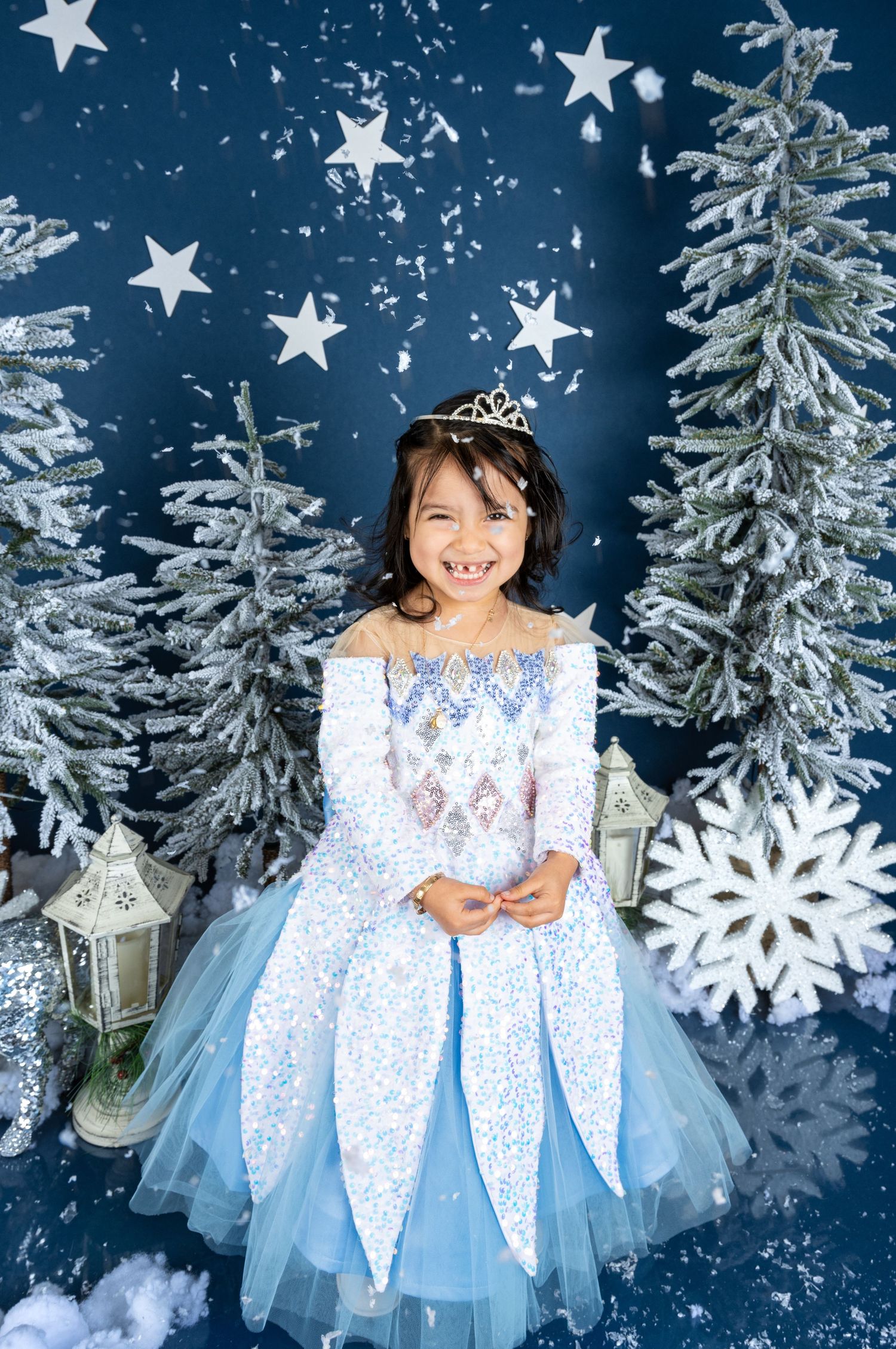 fond smash cake  avec gateau fete reine des neige 3 ans petite fille heureuse fond bleu royal