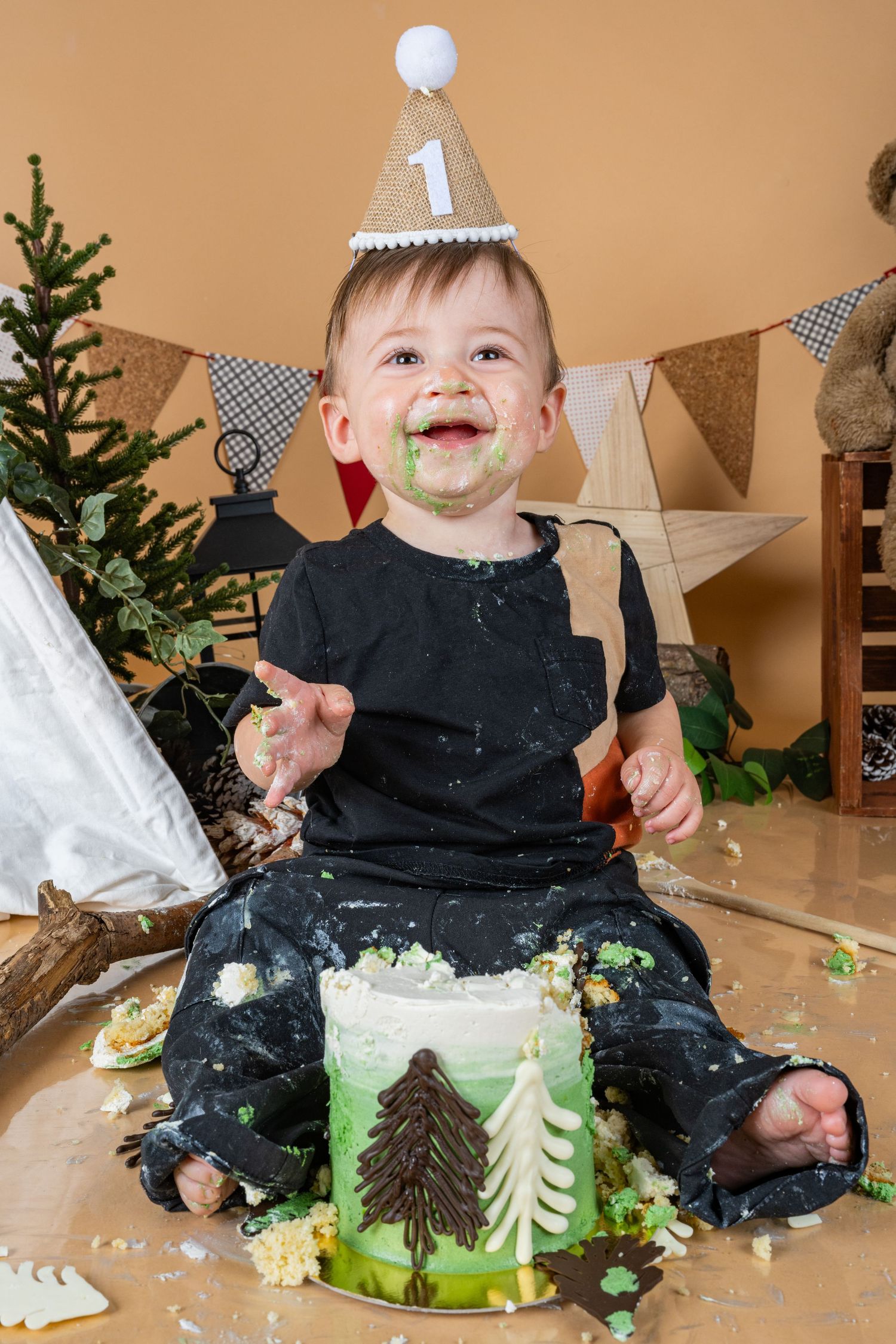 fond smash cake  avec gateau bebe garcon qui amnge un gateau
