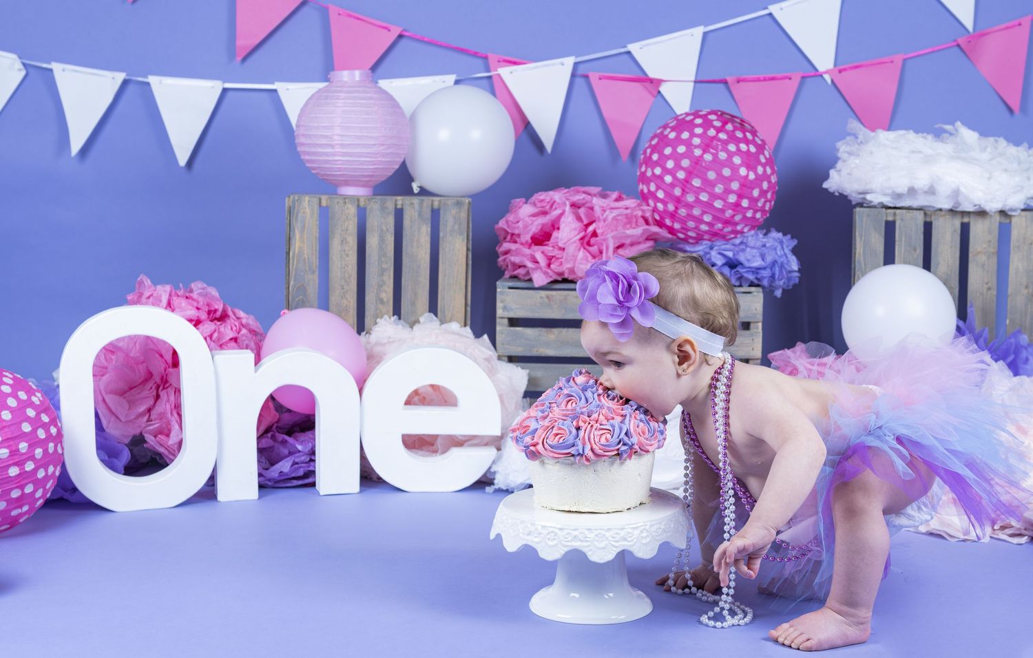 fond smash cake  avec gateau fond mauve bebe qui mange la face dedans le gateau drole