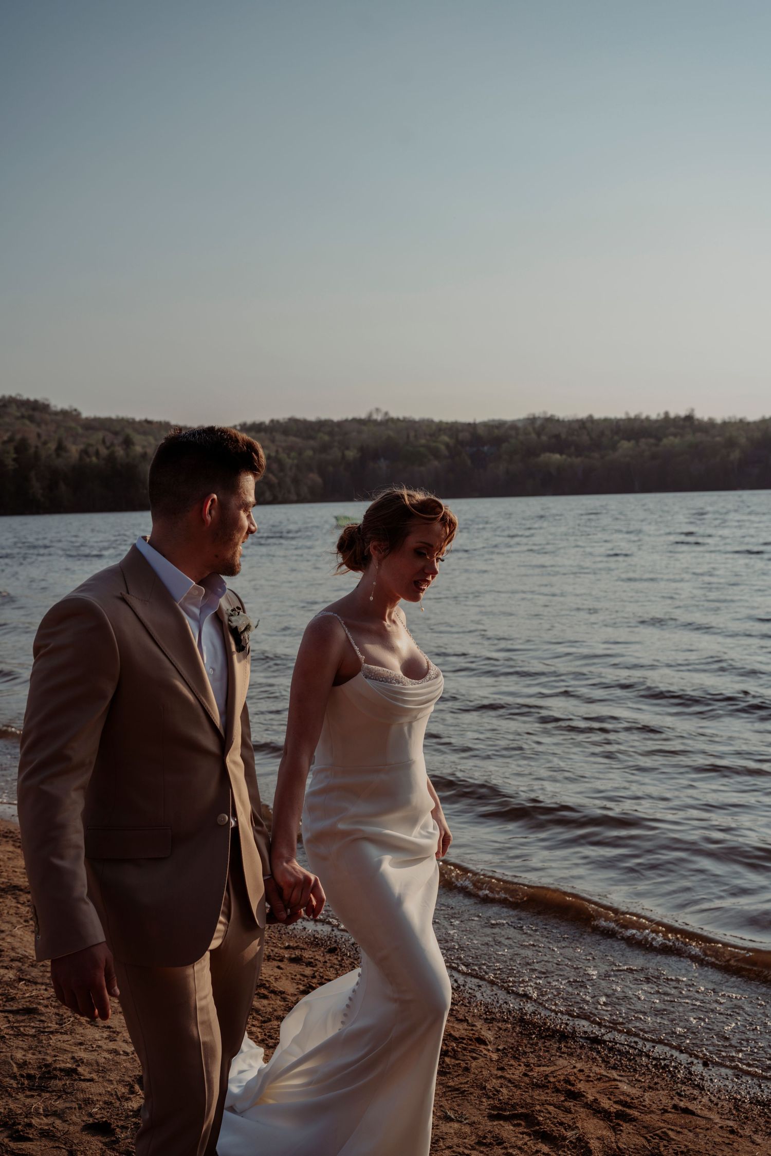 couple qui marche main dans la main sur la plage sur la rive-nord ,mariage,couleur chaude douceur beauté de la nature