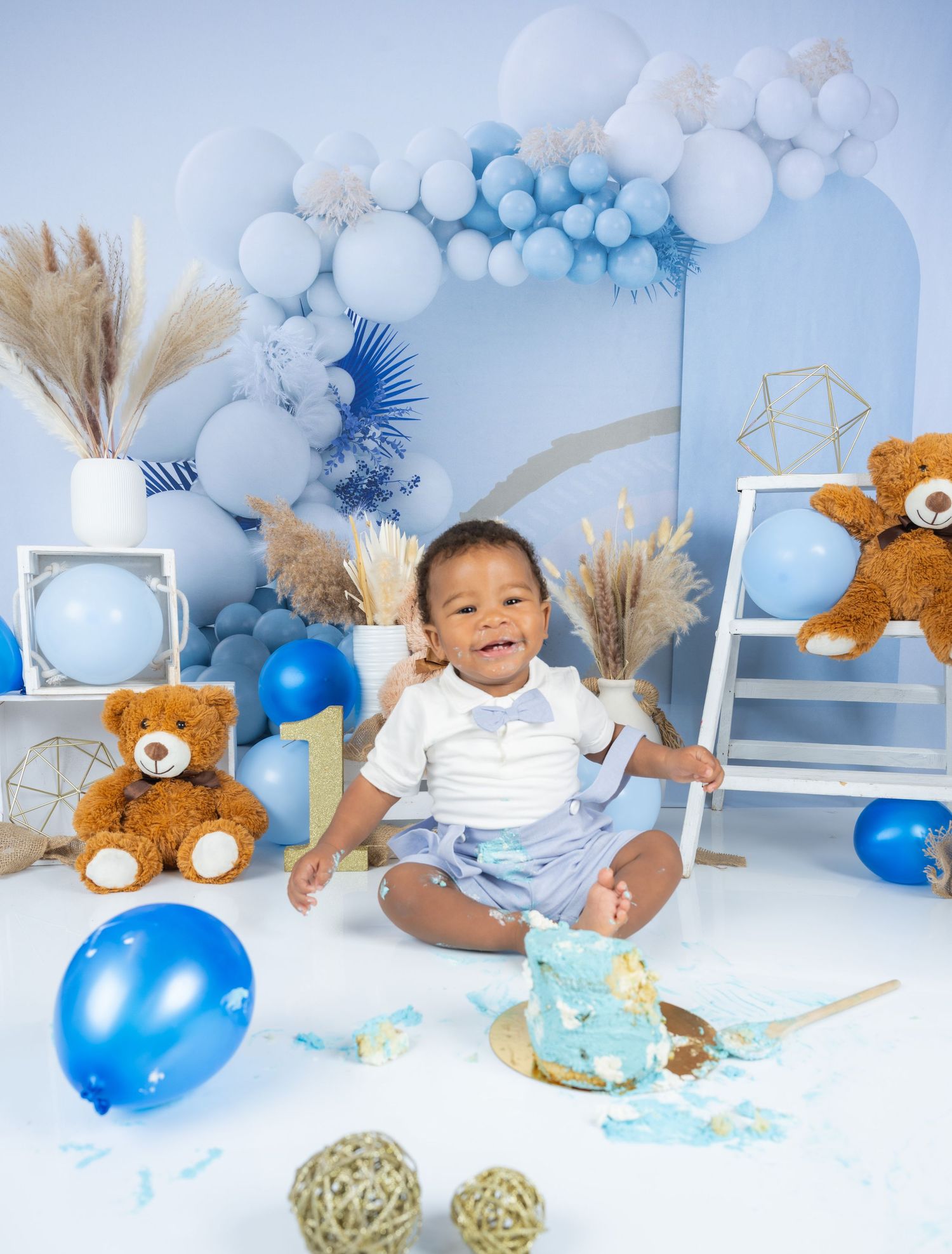 fond smash cake  avec gateau fond bleu ourson fete de garcon 1 an