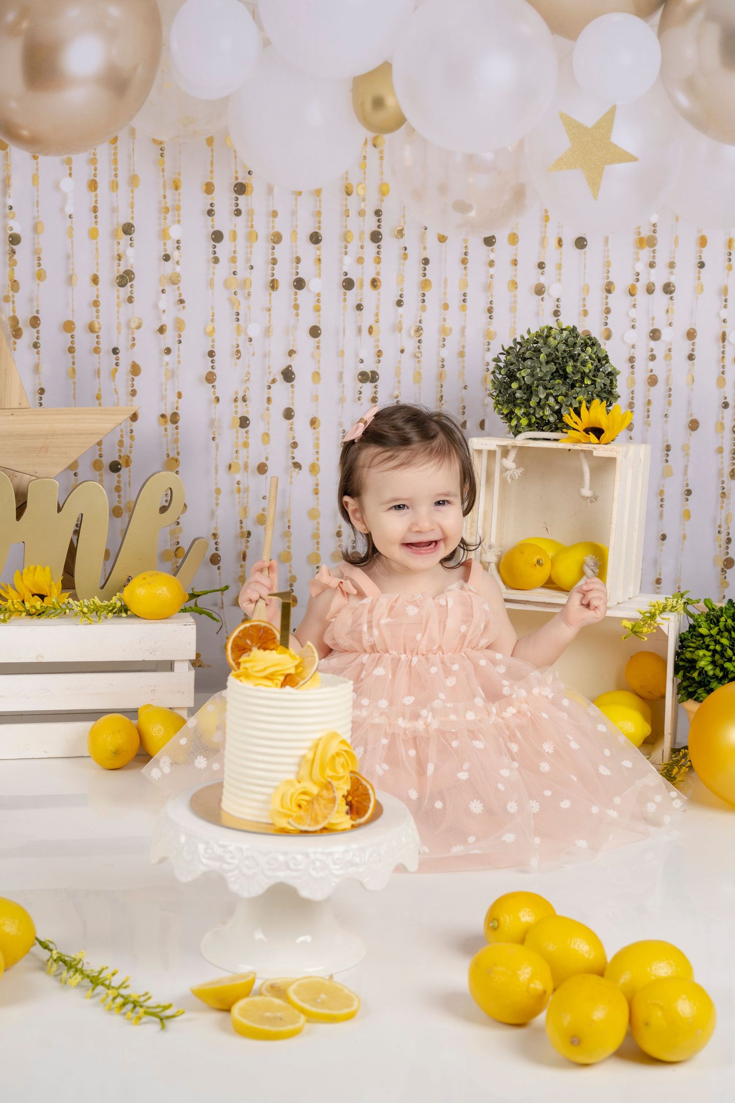 fond smash cake colorer avec gateau citron jaune petite fille heureuse qui samusent