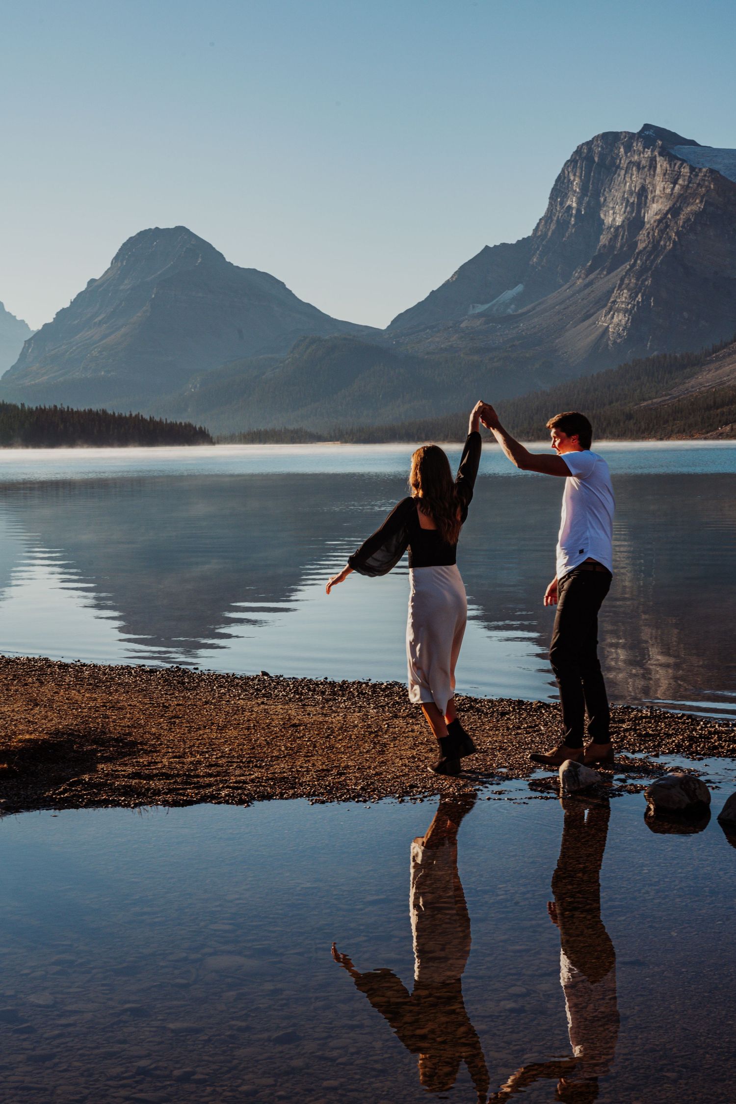 couple qui marche sur le bord de leau en alberta