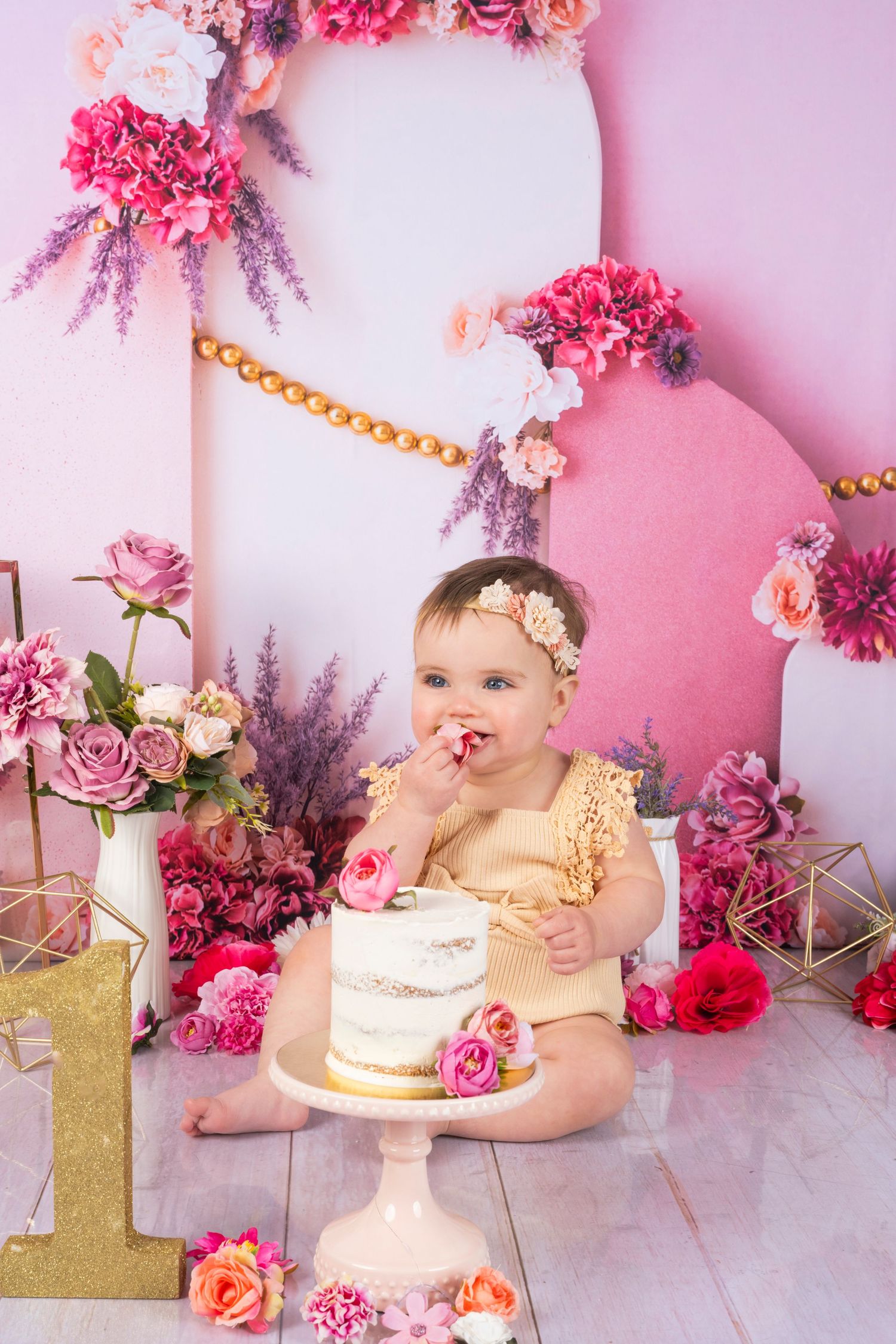 fond smash cake  avec gateau fond rose flash yeux bleu bebe 1 an fete