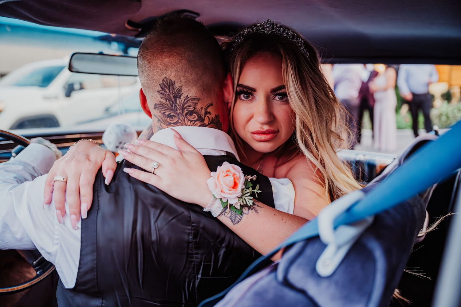 couple mariée dans une voiture luxueuse