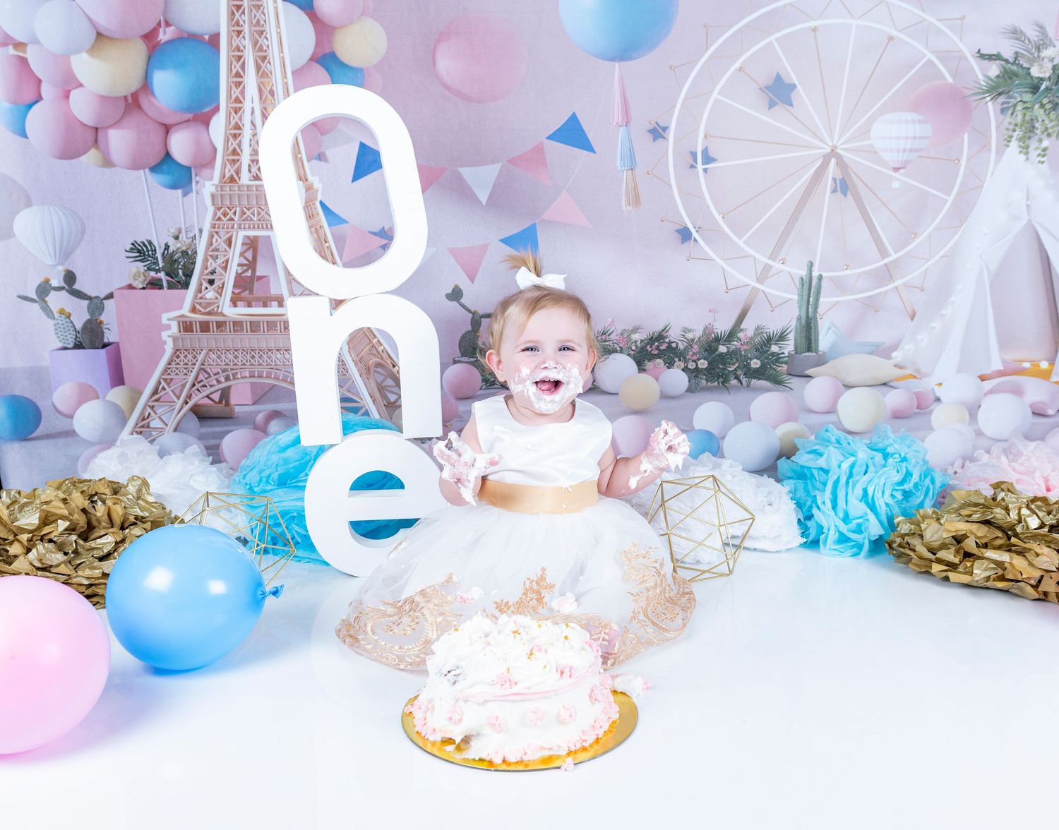 fond smash cake  avec gateau tour eifel fete un an