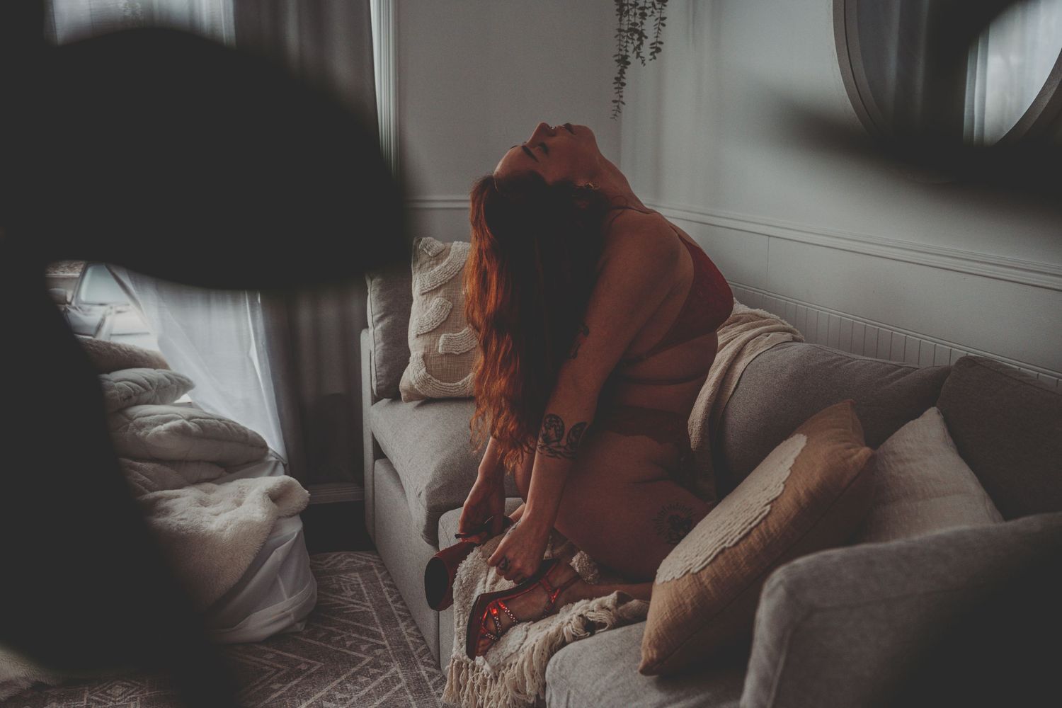 Ce moment où elle se choisit
Une œuvre d’art vivante, tout simplement,belle,rouge ,dentelle