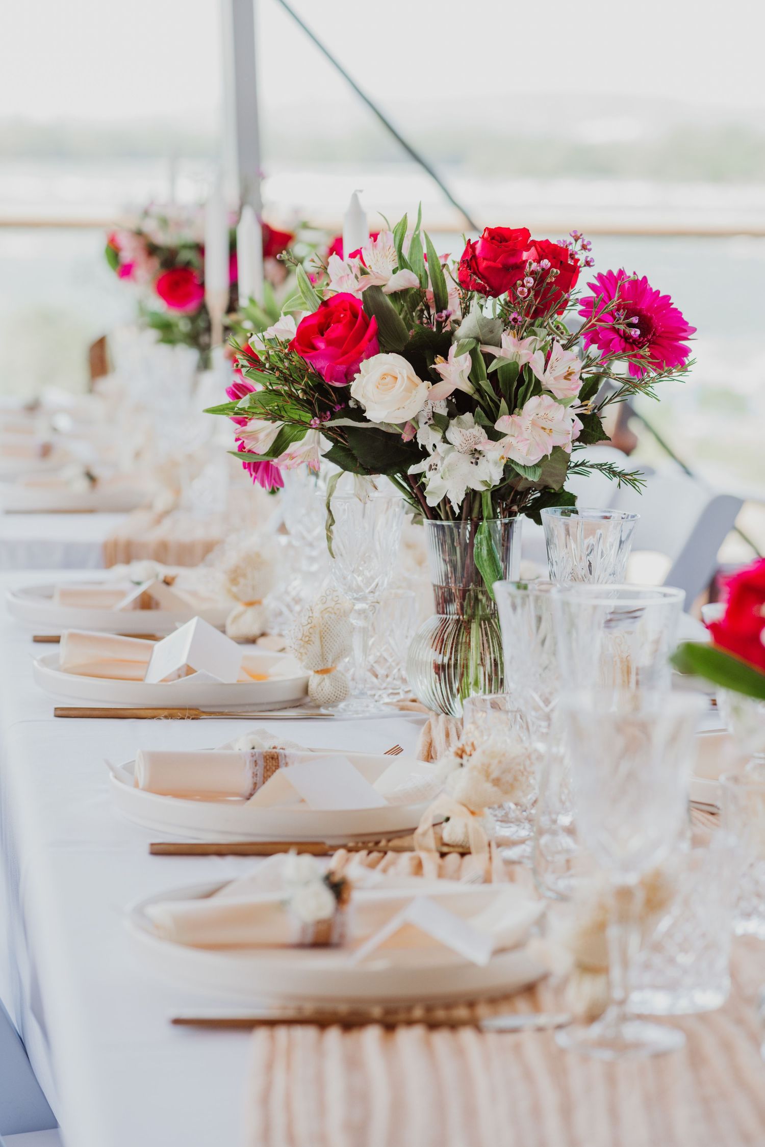 table a la salle au récréo-parc,magnifique lumière ,fleur rose et blanche