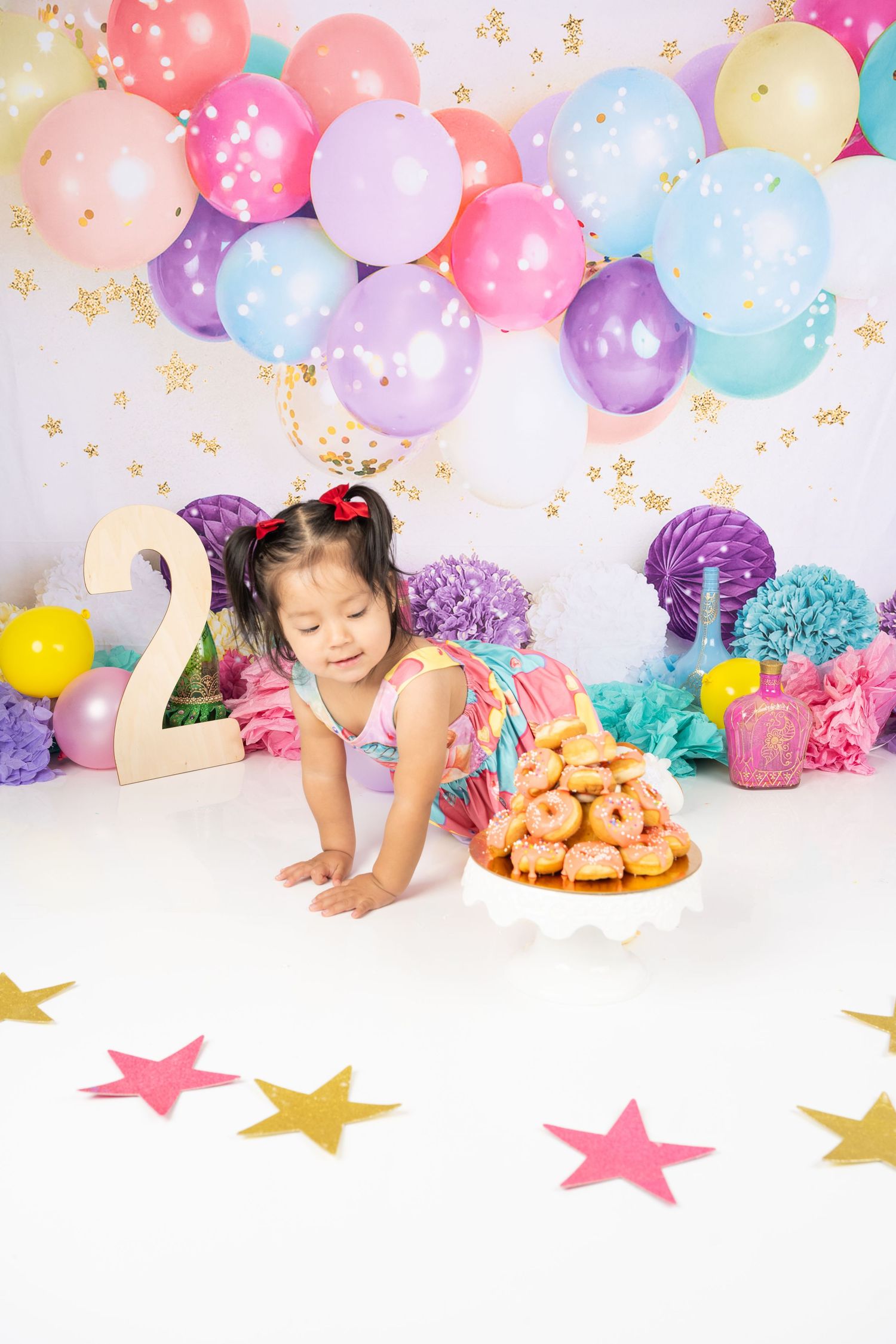 fond smash cake  avec gateau coloré beigne 2 ans