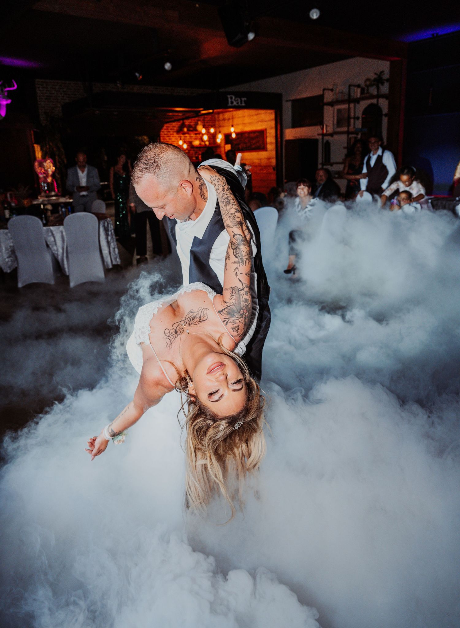 cuple qui dans au mariage soirée