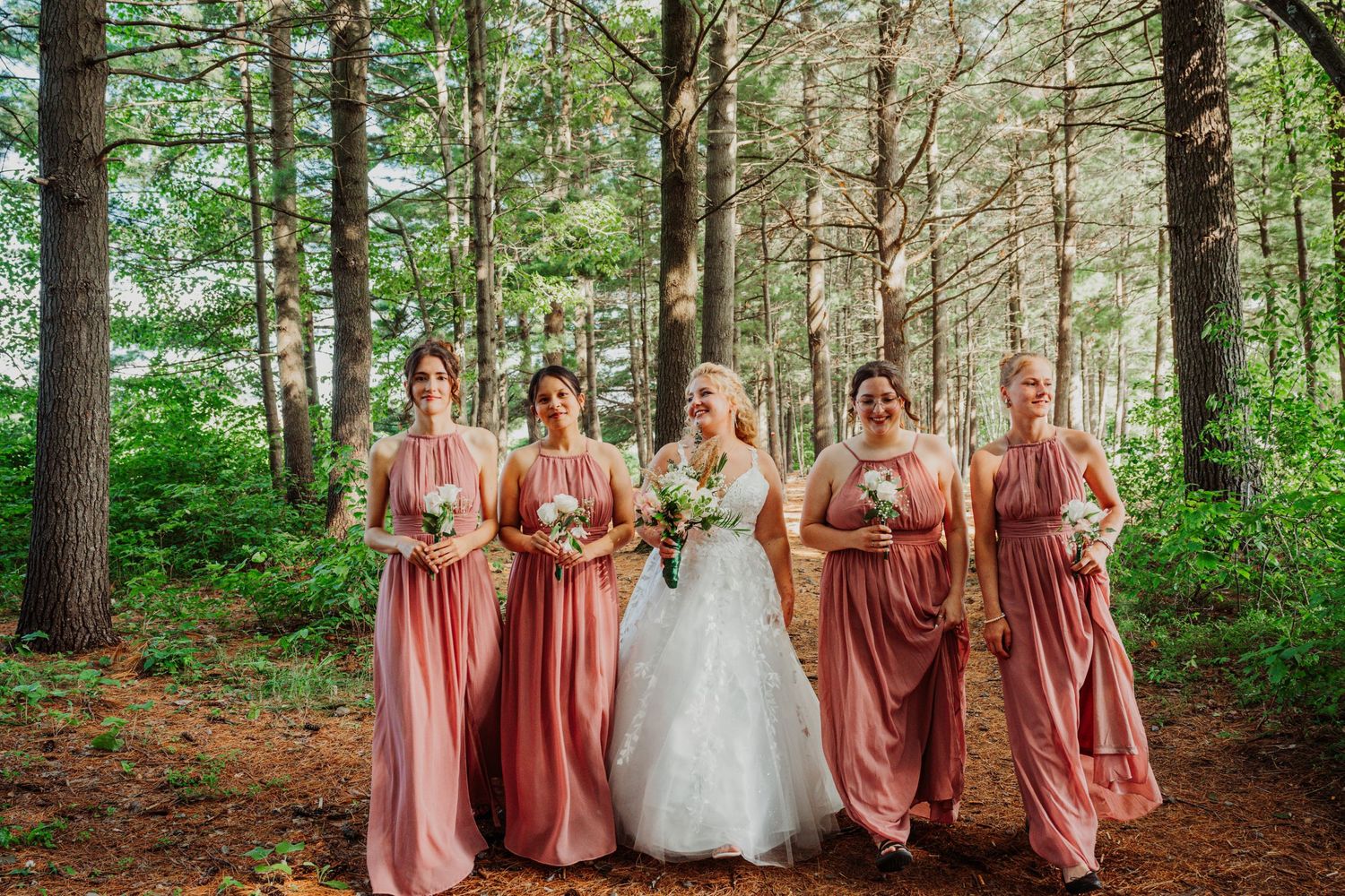 cortege femme dans la foret