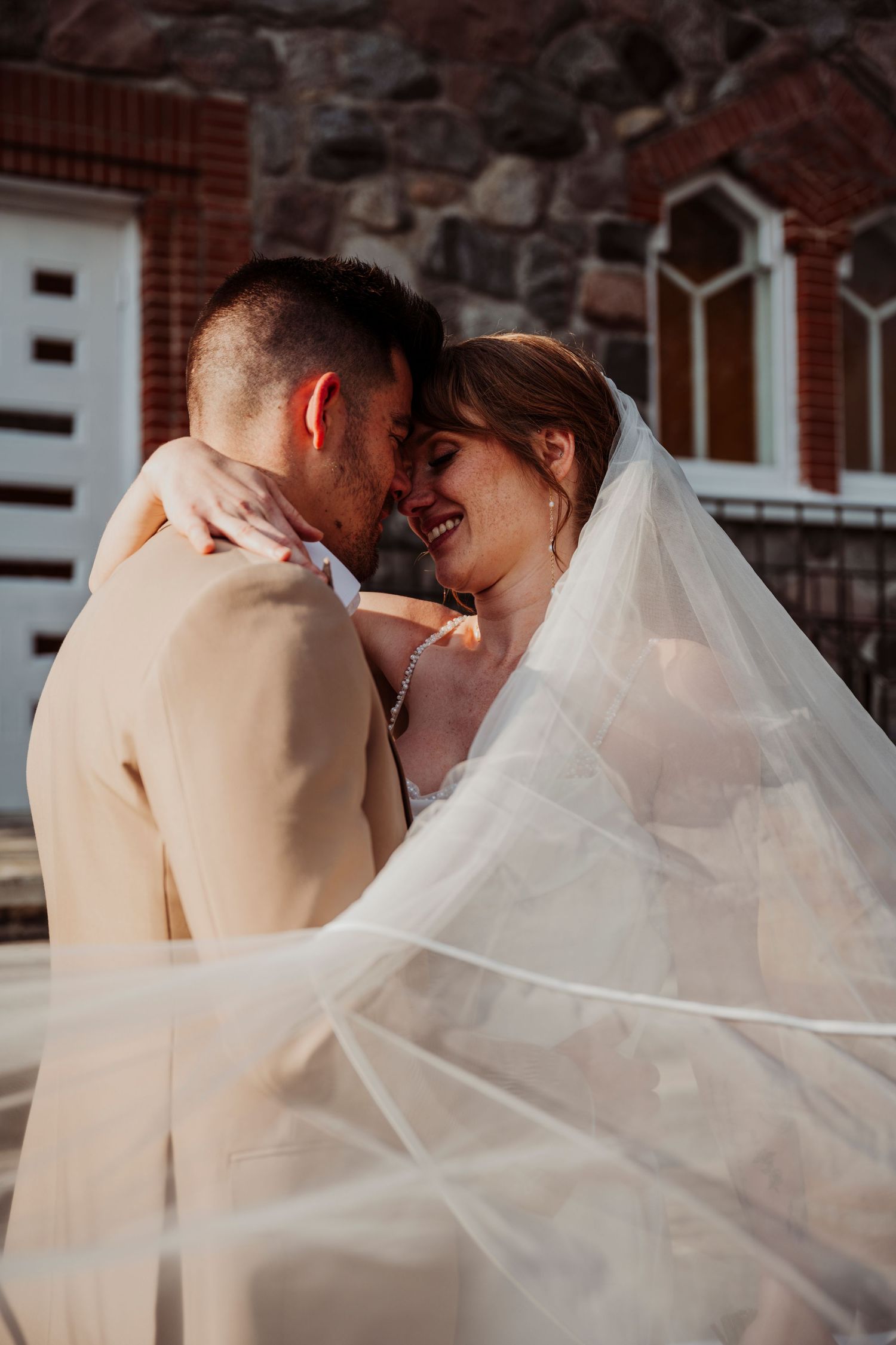 couple qui s,embrasse devant un église, au private room dans un mariage